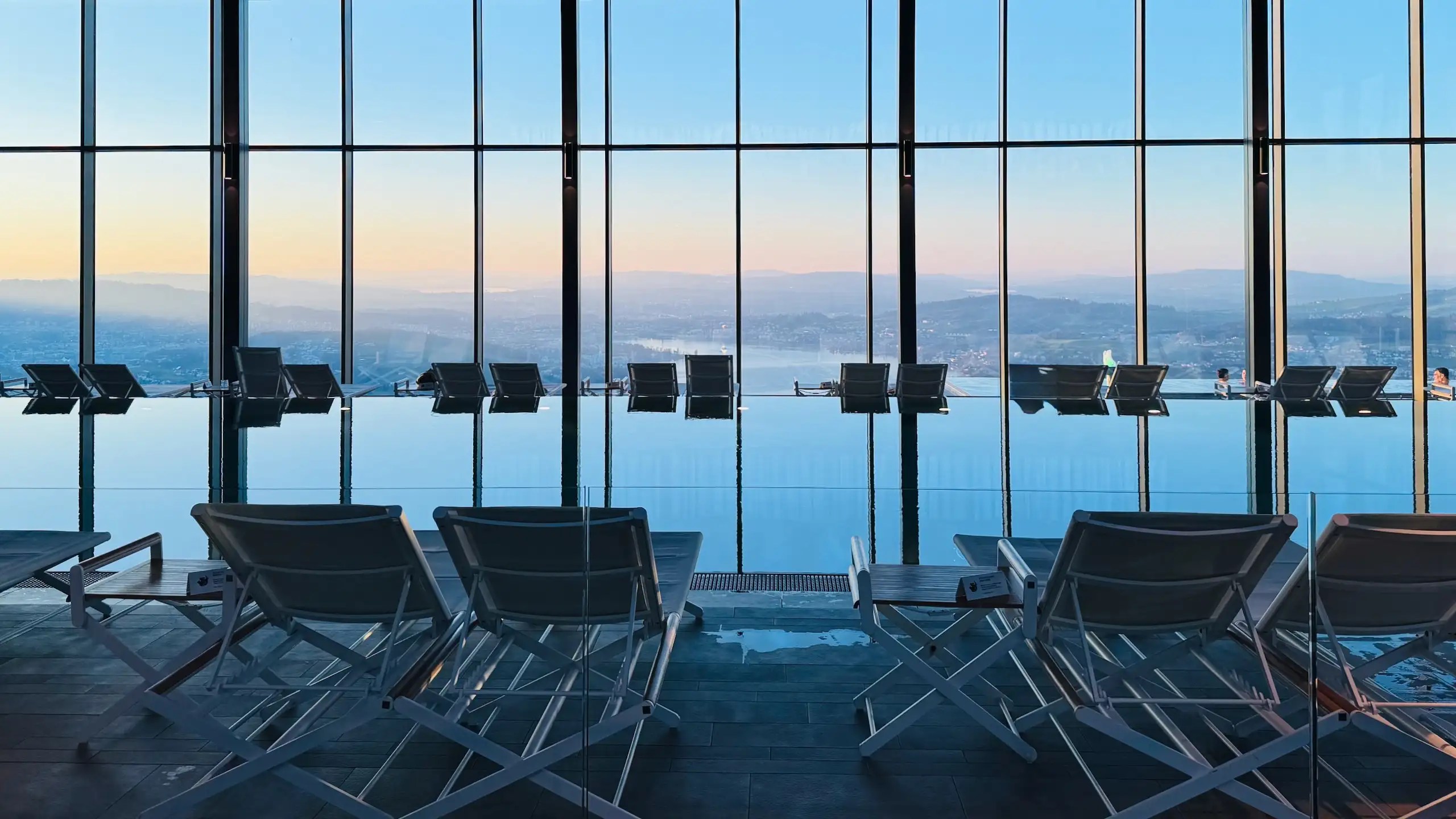 İsviçre spa önerisi, Bürgenstock Alpine Spa infinity havuzundan Luzern Gölü manzarası.