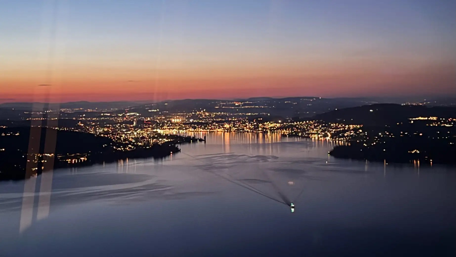 Akşam ışıklarıyla Bürgenstock Alpine Spa Resort finiküler ve gökyüzü manzarası.