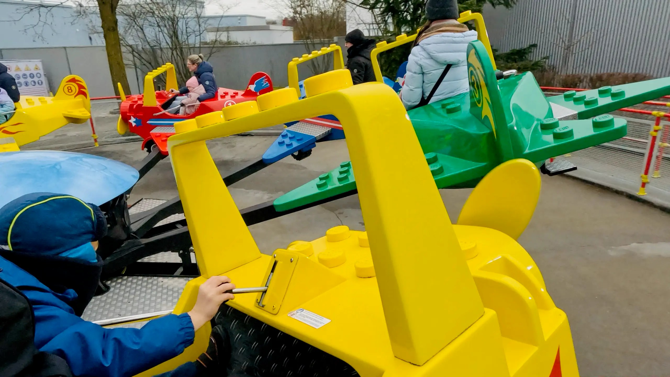 Legoland Deutschland Airport, çocukların pilotluk hayallerini eğlenceli ve güvenli bir ortamda yaşadığı interaktif deneyim sunuyor.