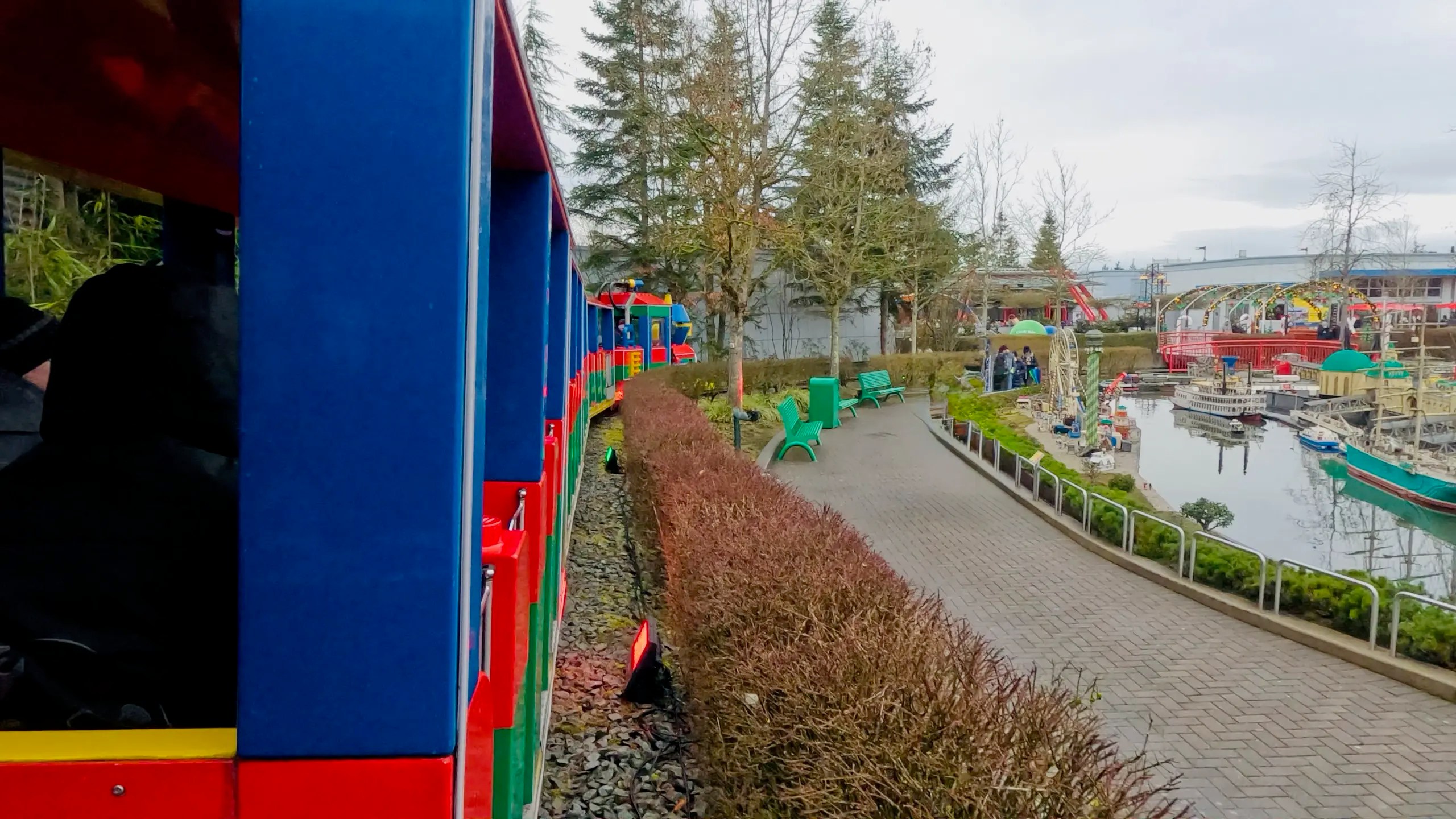 Legoland Deutschland Express Tren, parkın farklı bölgelerini keşfetmek için ailelere eğlenceli ve rahat bir yolculuk sunar.