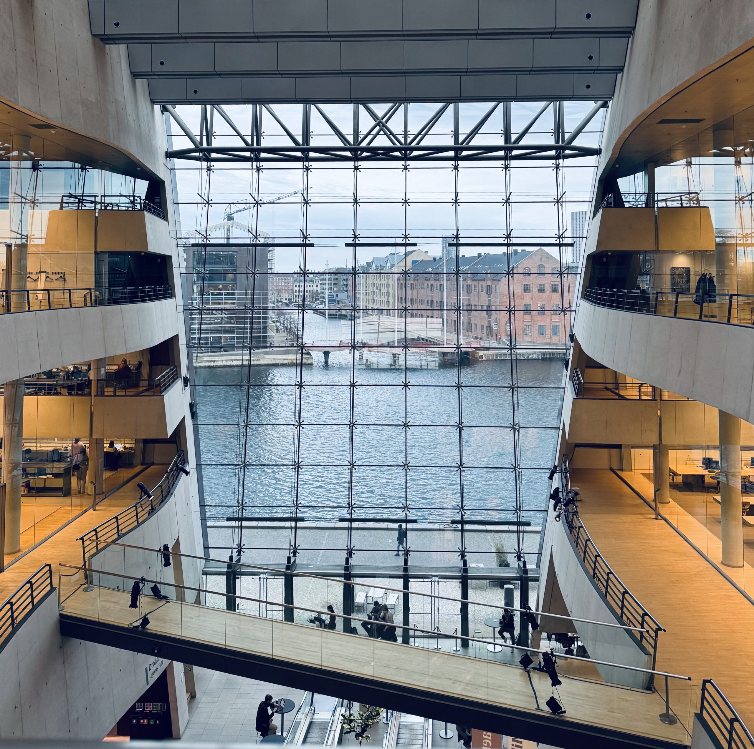 Danimarka Kraliyet Kütüphanesi, Kopenhag’da yer alan ve ülkenin en büyük kütüphanesi olarak kültürel mirası barındırıyor.