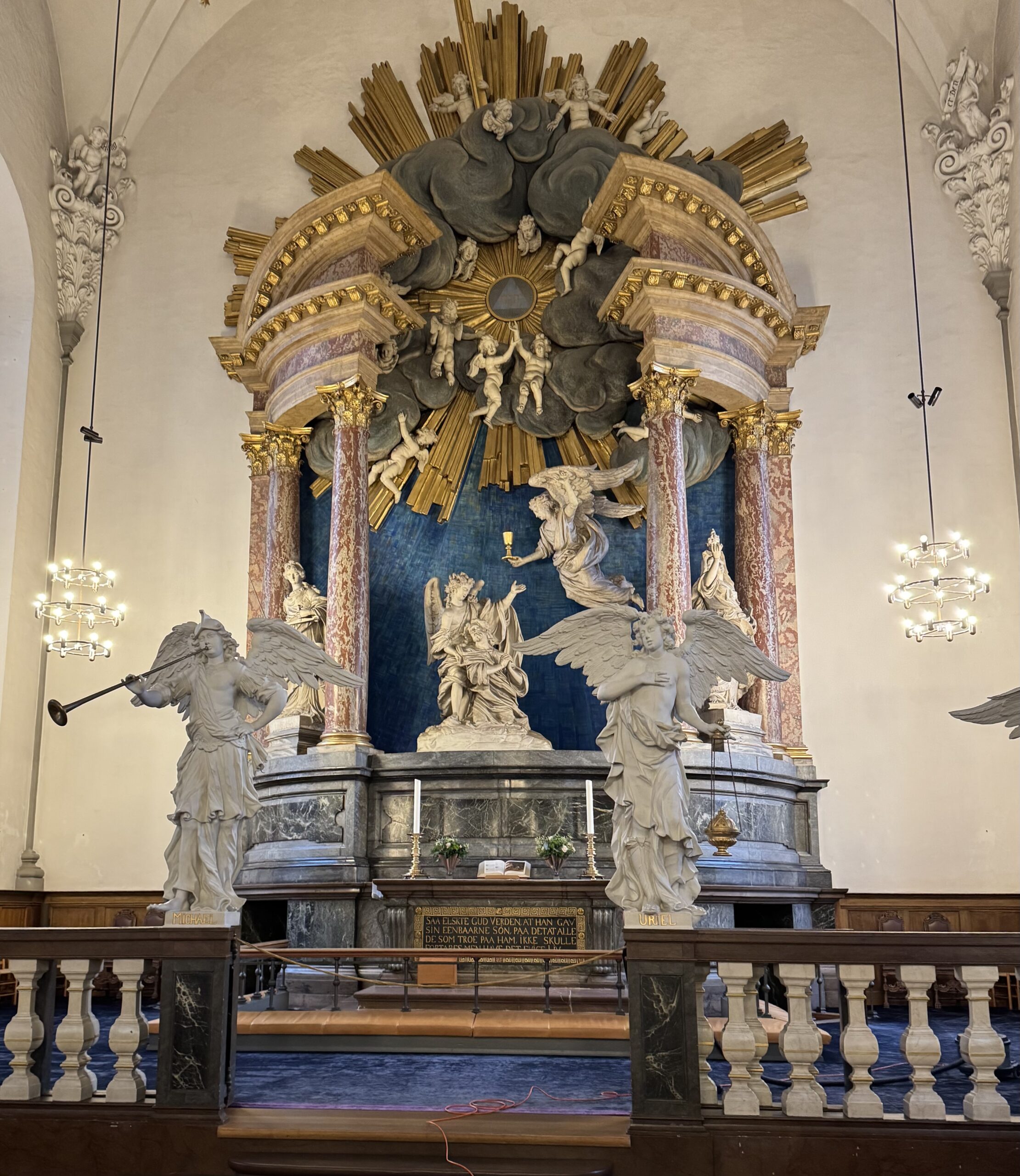 Kurtarıcı Kilisesi, Kopenhag’da barok mimarisi ve spiral kulesiyle şehrin en ikonik yapılarından biridir.