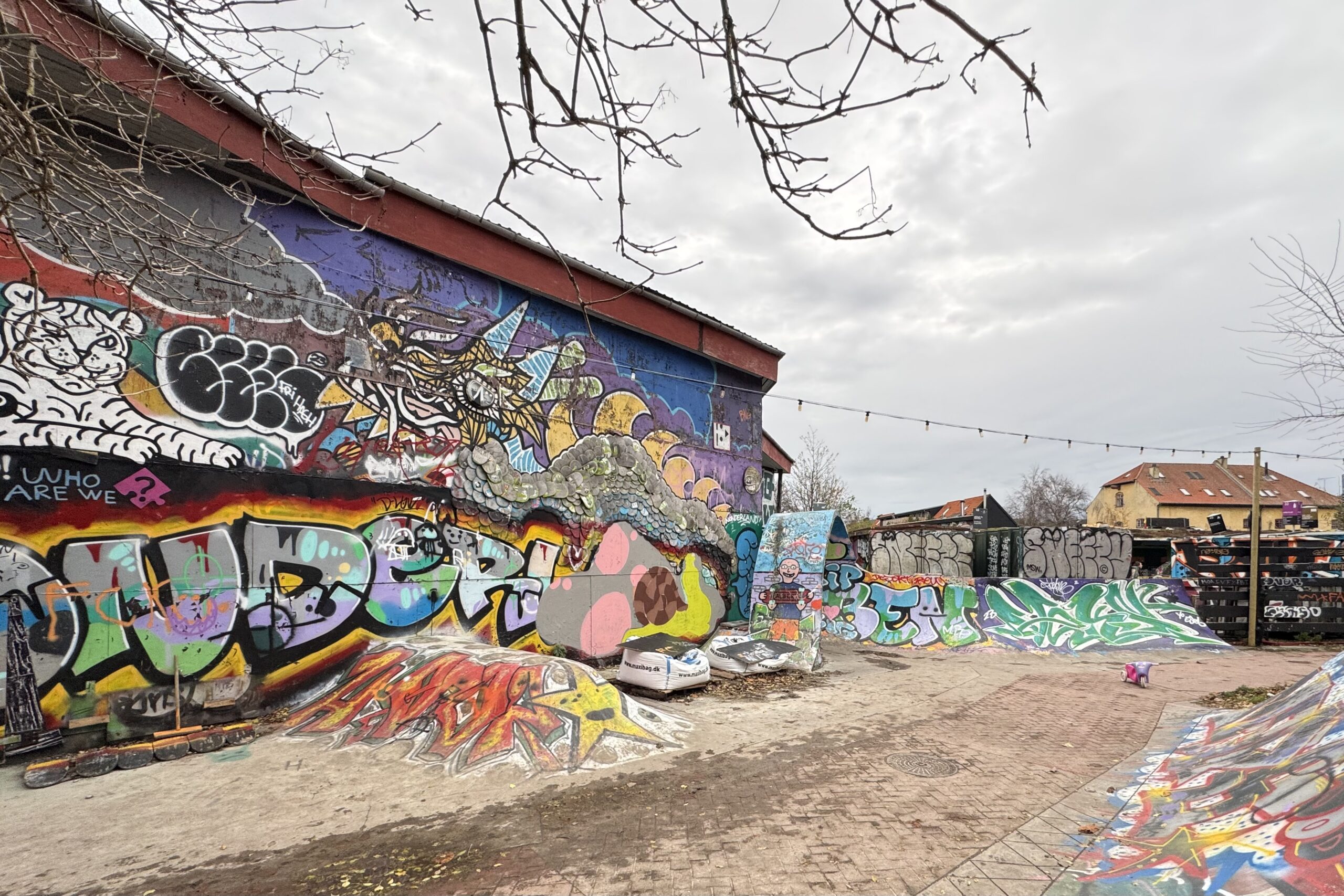 Freetown Christiania, Kopenhag’da özgün kültürü, renkli sokak sanatı ve alternatif yaşam tarzıyla ünlü bağımsız semt.