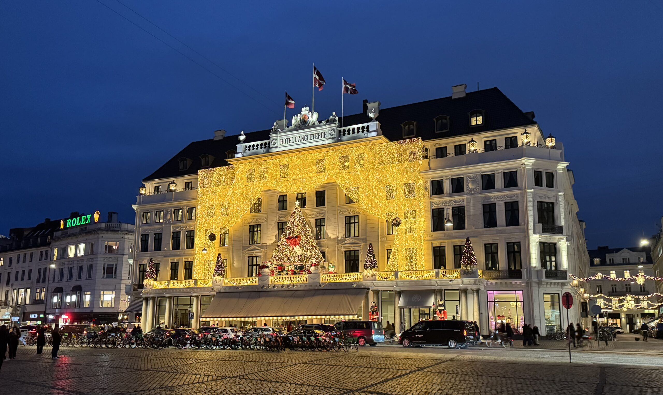 Magasin Alışveriş Merkezi, Kopenhag’ın en ünlü alışveriş noktalarından biri; moda markaları, kozmetik ürünleri ve gurme lezzetleriyle ziyaretçilerin gözdesi.