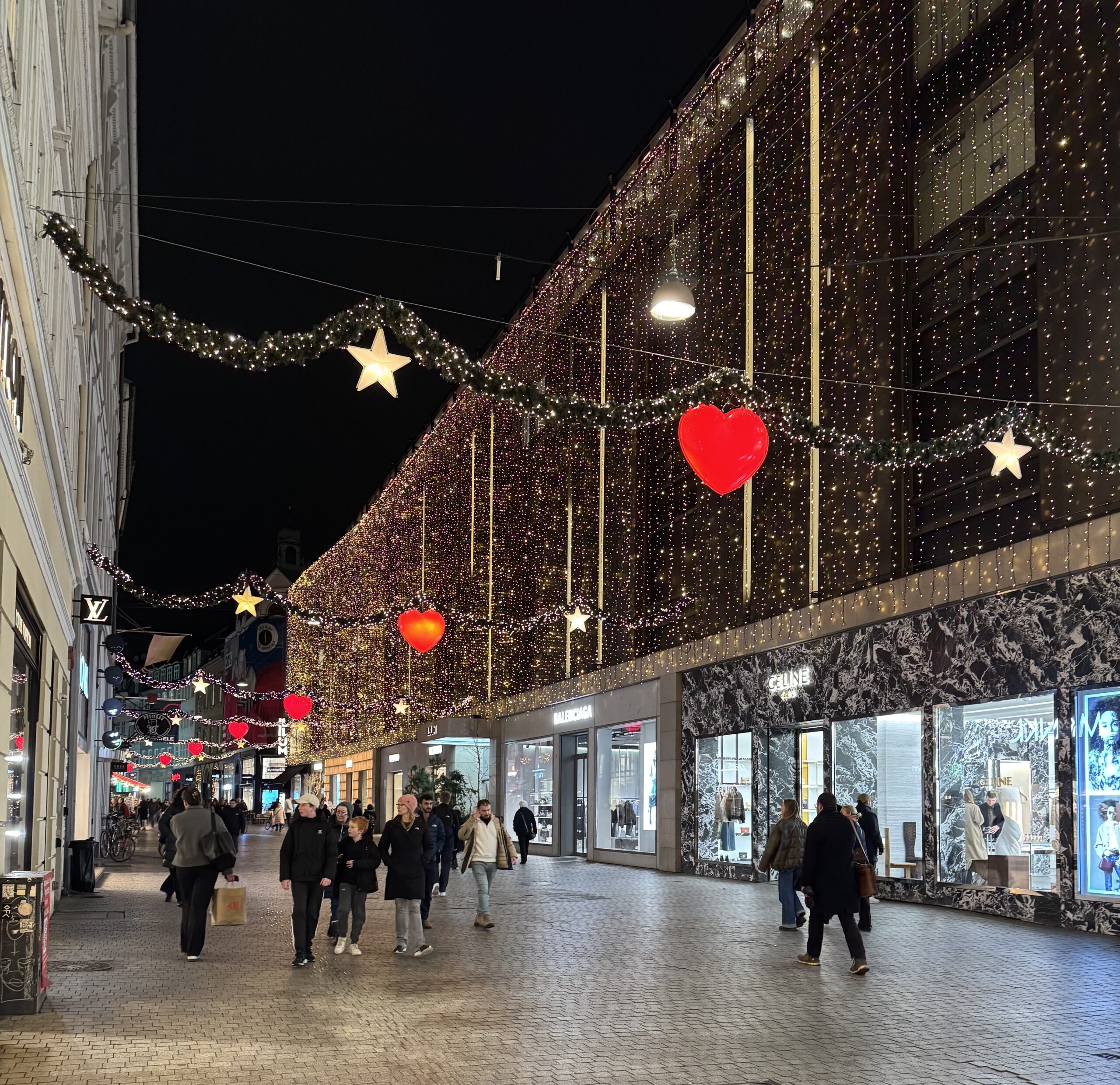 Strøget, Kopenhag’ın en ünlü alışveriş caddesi; mağazaları, kafeleri ve canlı atmosferiyle şehrin kalbi.