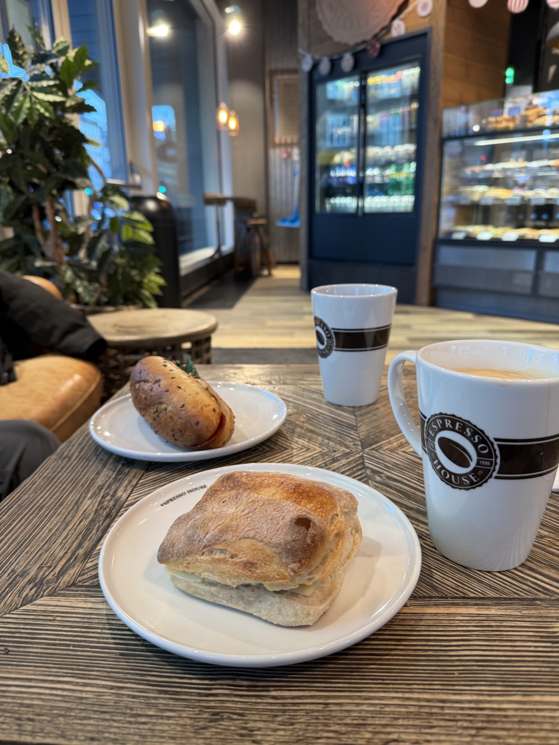 Espresso House – Tivoli, Kopenhag’ın ünlü eğlence parkında yer alan; kahve çeşitleri, tatlıları ve sıcak atmosferiyle keyifli bir mola noktası.