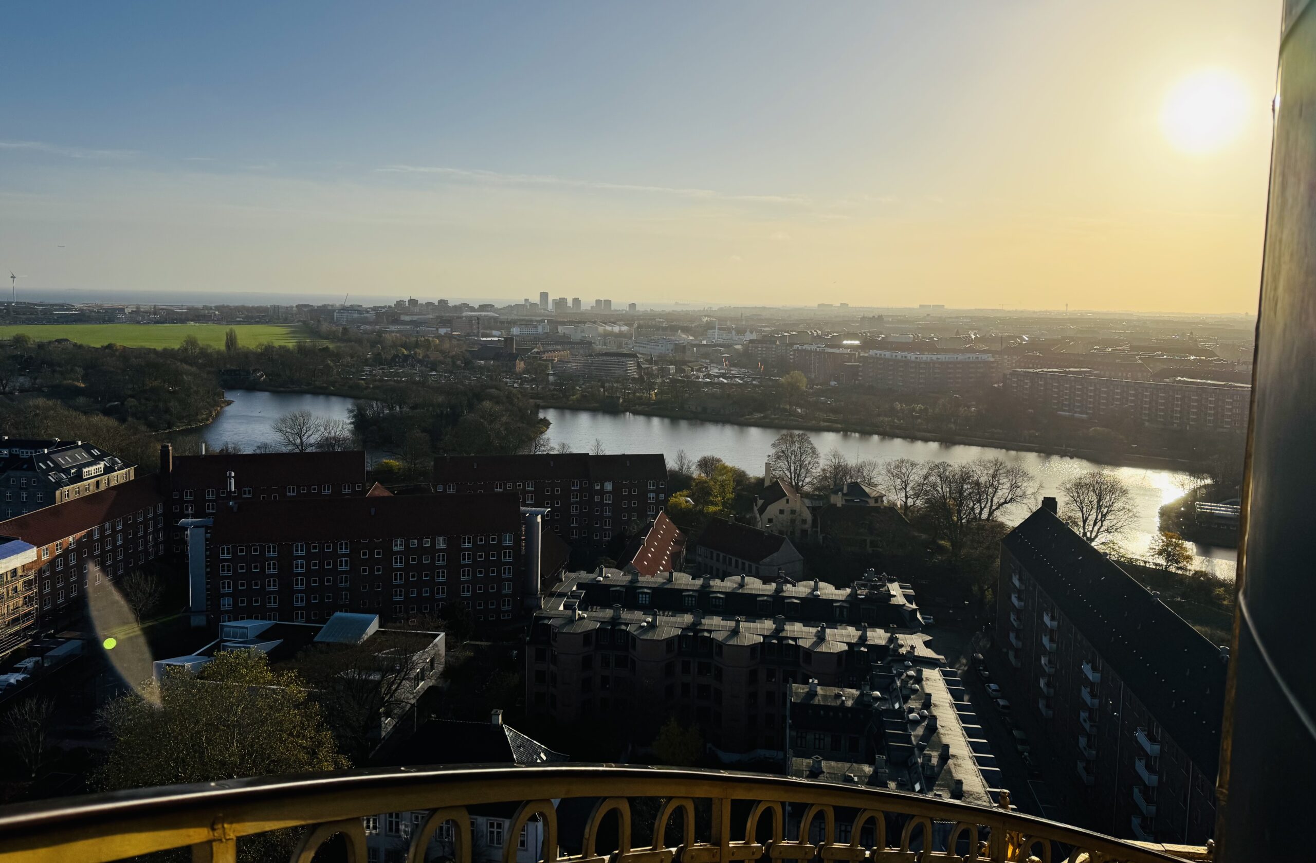Kurtarıcı Kilisesi’nin doğu yönündeki panoramik manzarası, Kopenhag’ın kanallarını ve şehir siluetini büyüleyici bir açıdan sunuyor.