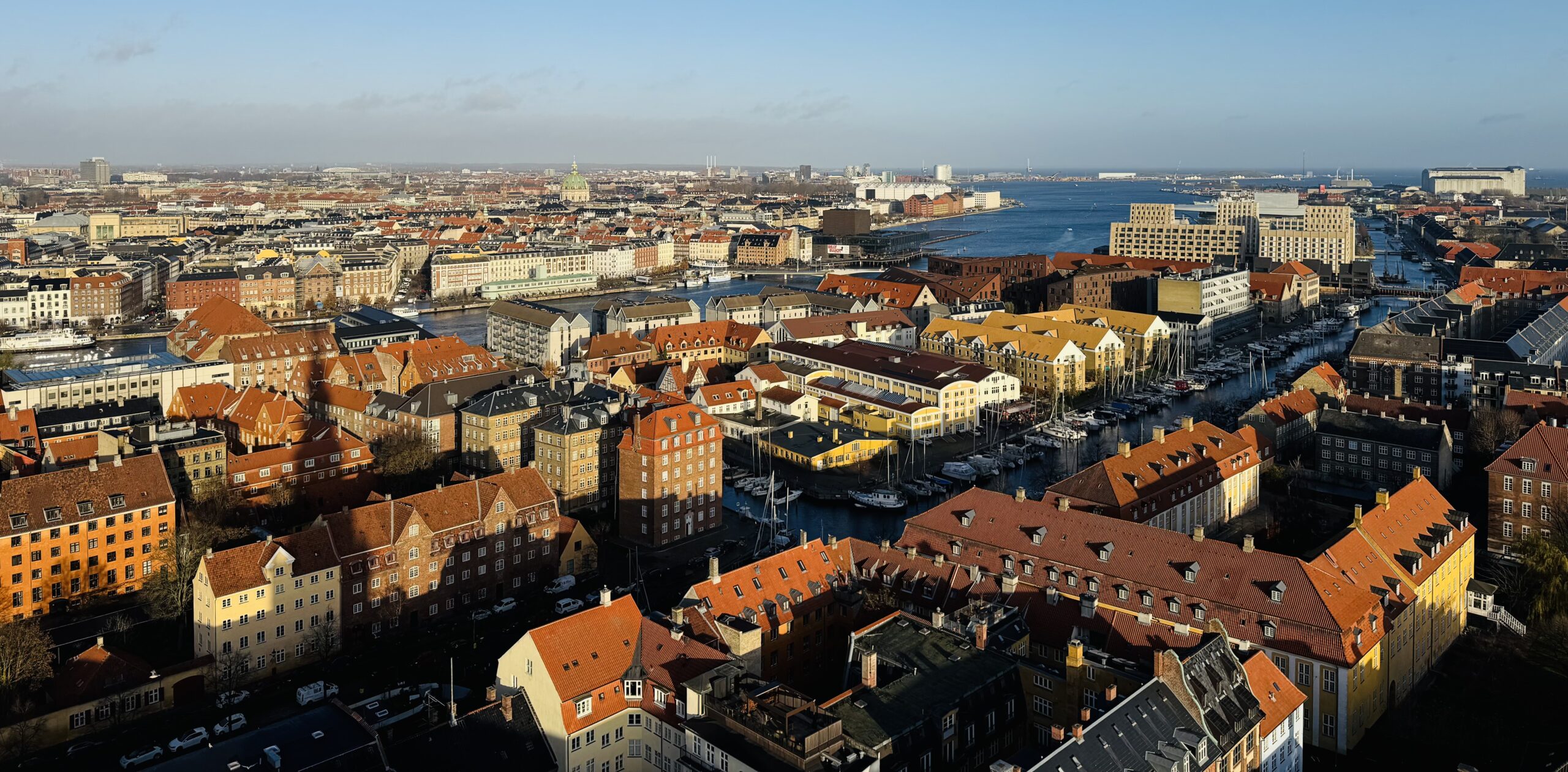 Kurtarıcı Kilisesi’nin batı yönündeki panoramik manzarası, Kopenhag’ın tarihi dokusunu ve şehir siluetini eşsiz bir açıdan sunuyor.