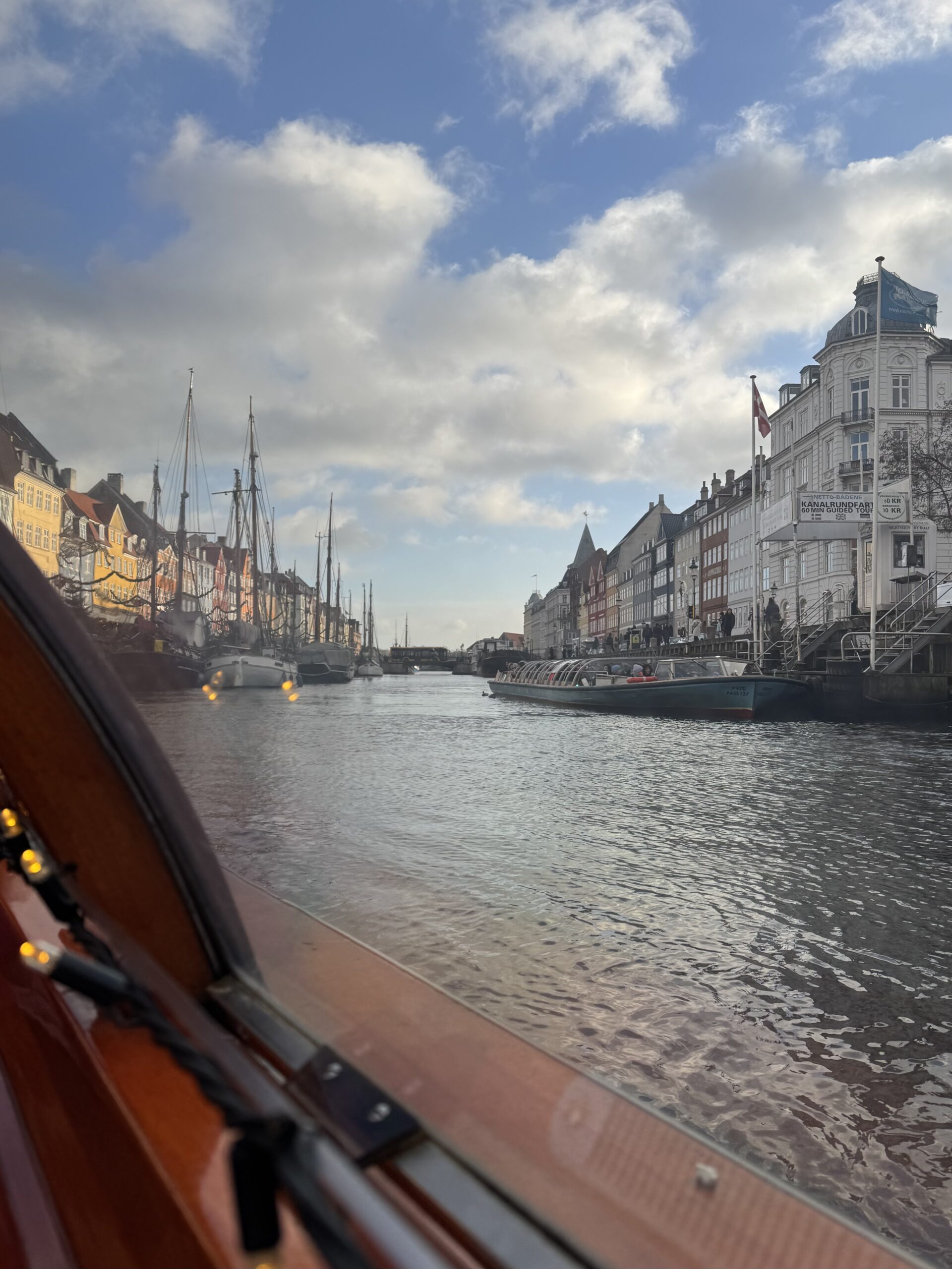 Nyhavn Kanalı, Kopenhag’ın en ikonik noktası; renkli evleri, tarihi gemileri ve canlı atmosferiyle şehrin simgesi.