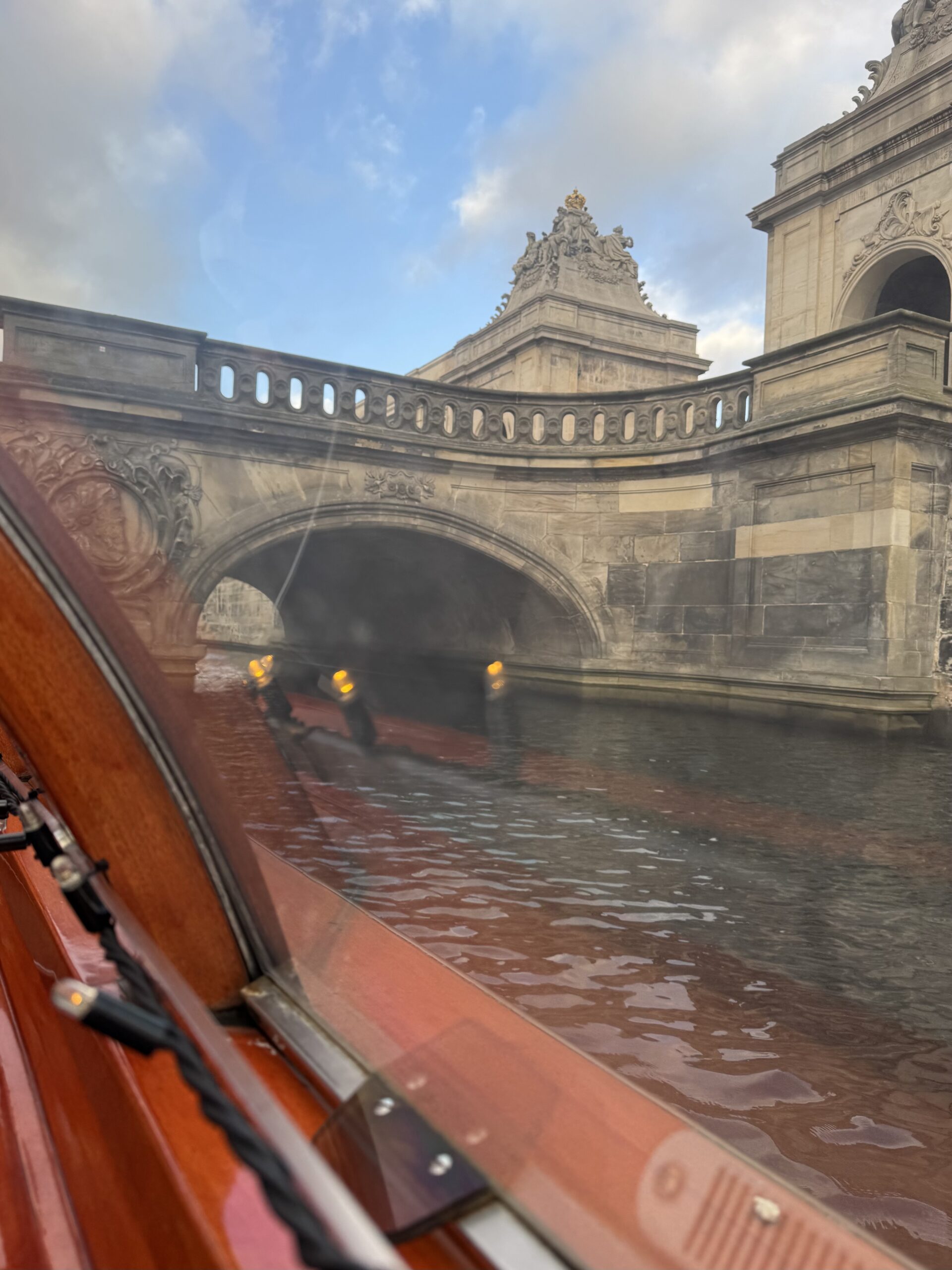 Christiansborg Sarayı Köprüsü, Kopenhag’ın tarihi merkezinde yer alan; zarif mimarisi ve kanal manzarasıyla dikkat çeken simgesel yapı.