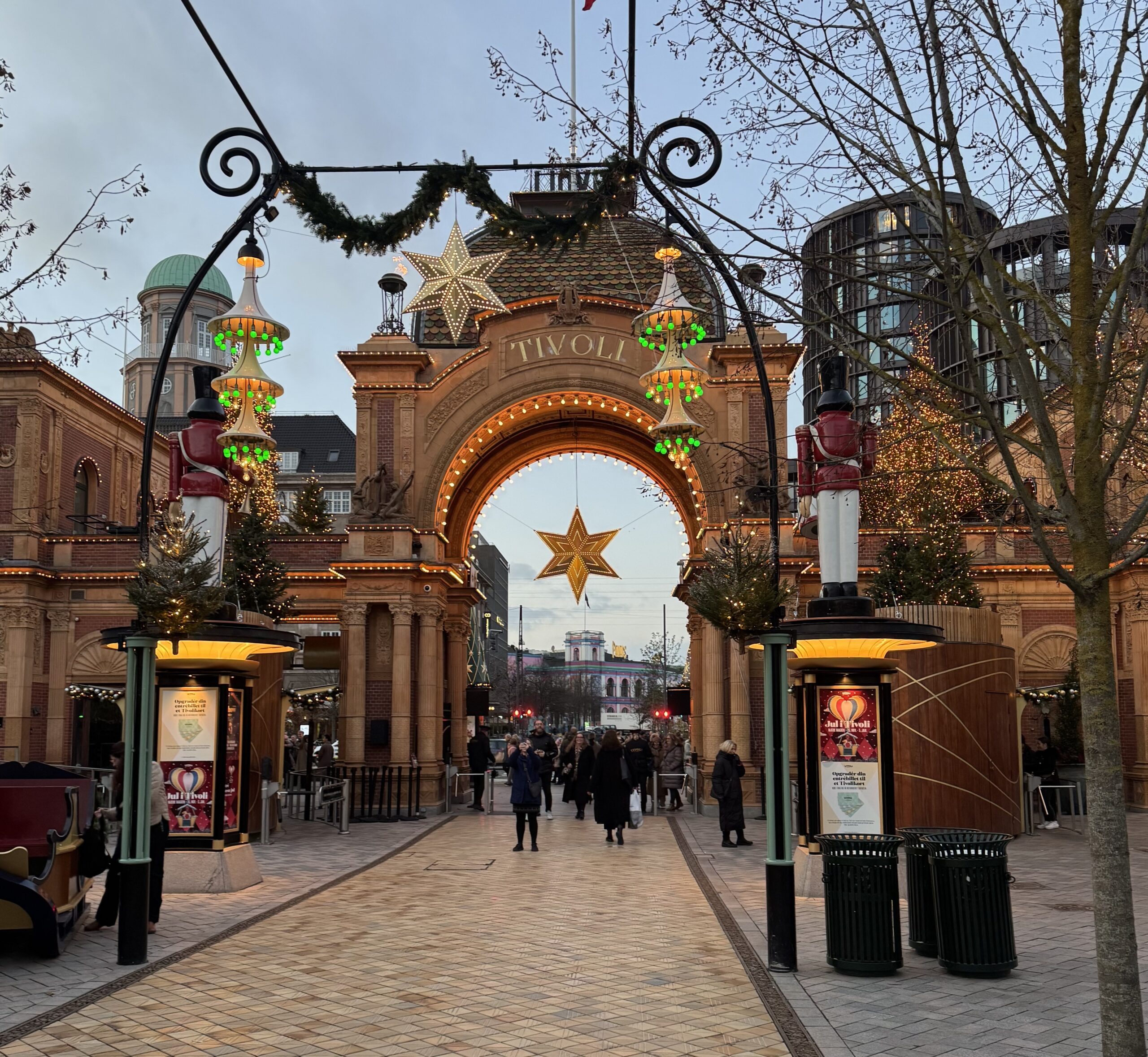 Tivoli Bahçeleri giriş kapısı, Kopenhag’ın en ünlü eğlence parkına açılan tarihi ve zarif simge.