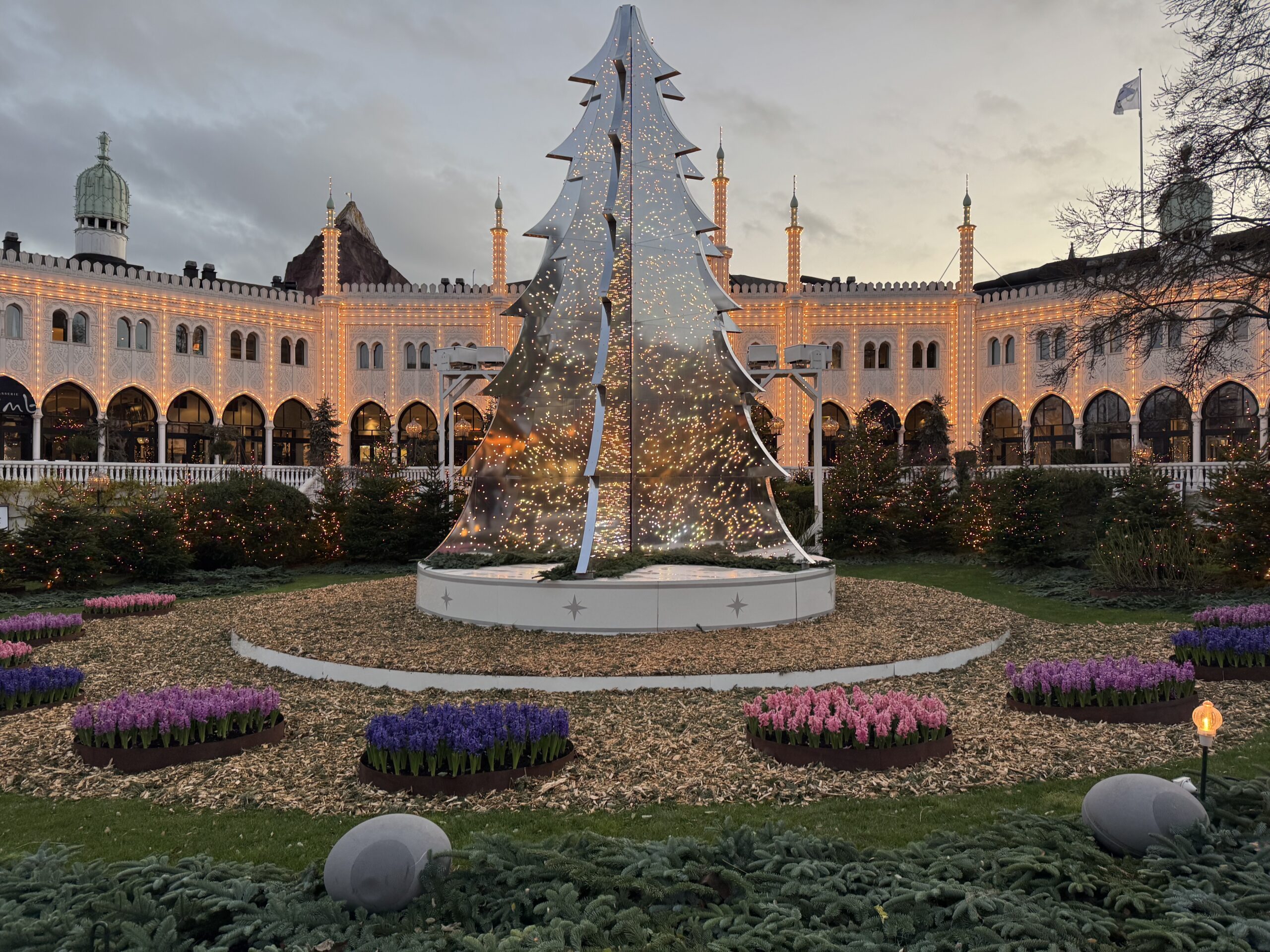 Tivoli Bahçeleri Noel, Kopenhag’ın kalbinde ışıl ışıl süslemeleri, eğlenceli etkinlikleri ve büyüleyici atmosferiyle unutulmaz bir kış deneyimi sunar.