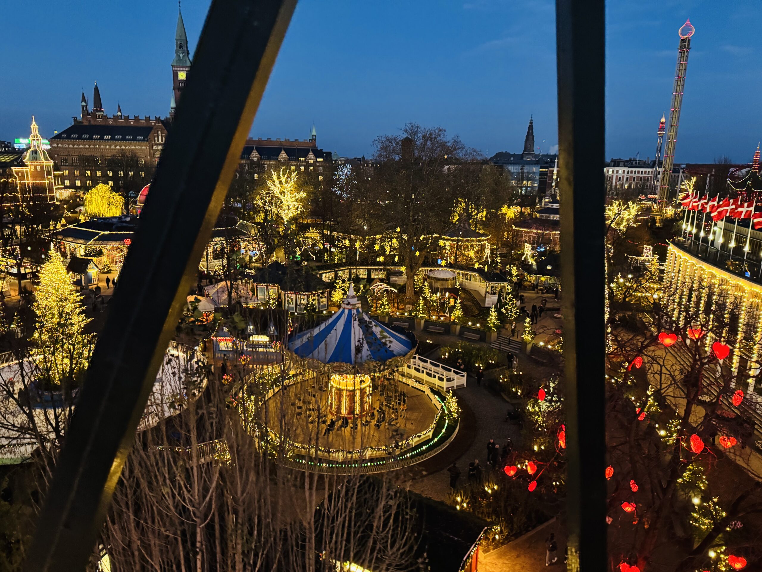 Kopenhag’ın kalbinde yer alan Tivoli Bahçeleri, dünyanın en eski eğlence parklarından biri.