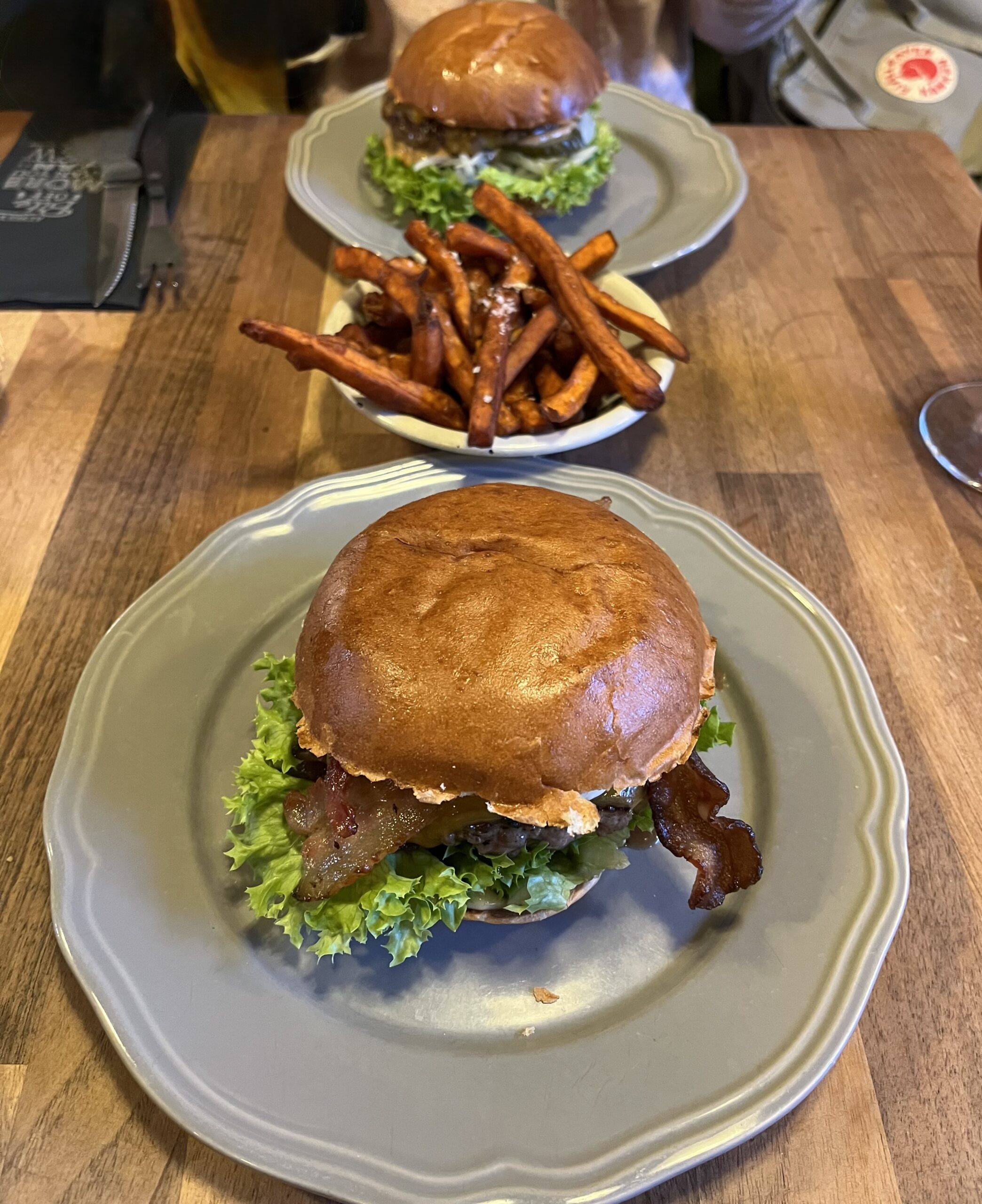 Halifax Hamburger, Kopenhag’da gurme burger çeşitleri, taze malzemeleri ve samimi atmosferiyle öne çıkan popüler restoran.