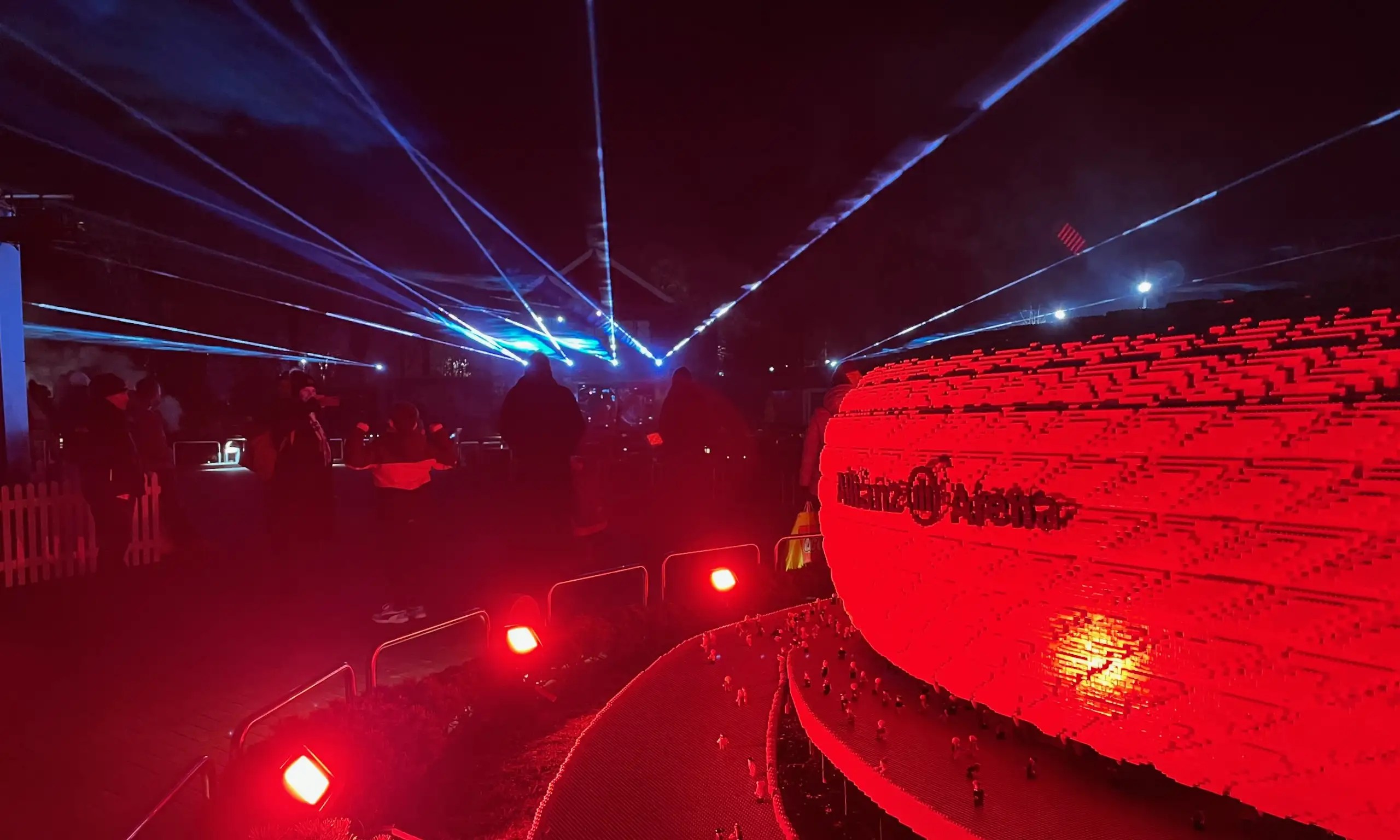 Legoland Deutschland Miniland Lazer Gösterisi, ışık ve müzik eşliğinde büyüleyici bir görsel şölen sunar.