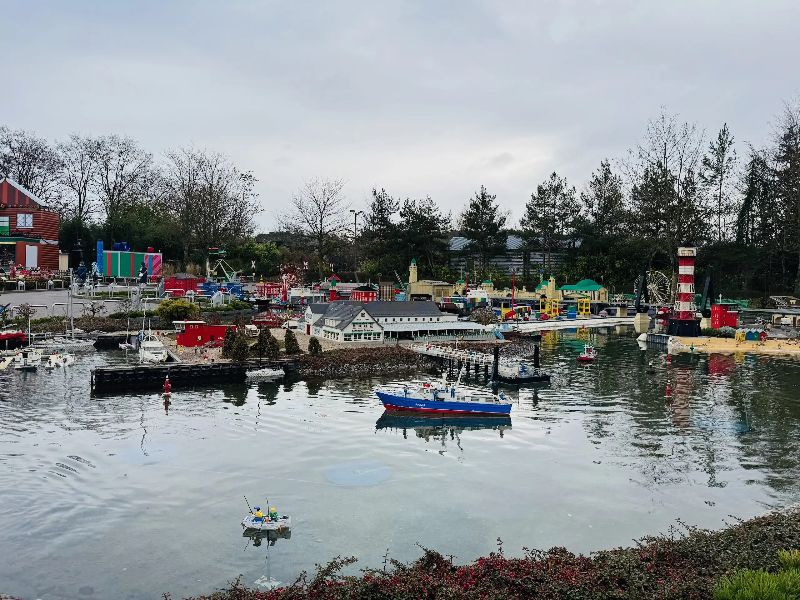 Legoland Deutschland Harbour Cruise, çocukların tekneyi sürebildiği keyifli bir atraksiyon.