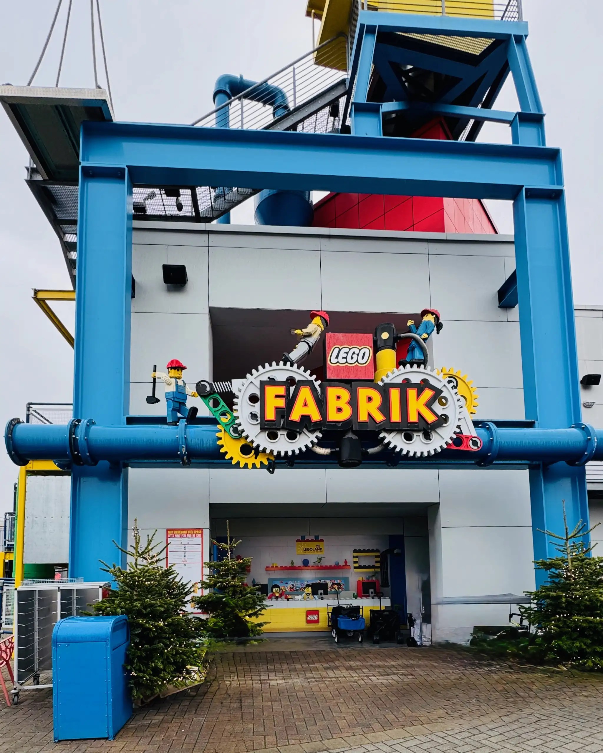 Legoland Deutschland Lego Fabrik, ziyaretçilere Lego tuğlalarının nasıl üretildiğini gösteren interaktif ve eğlenceli bir deneyim sunar.