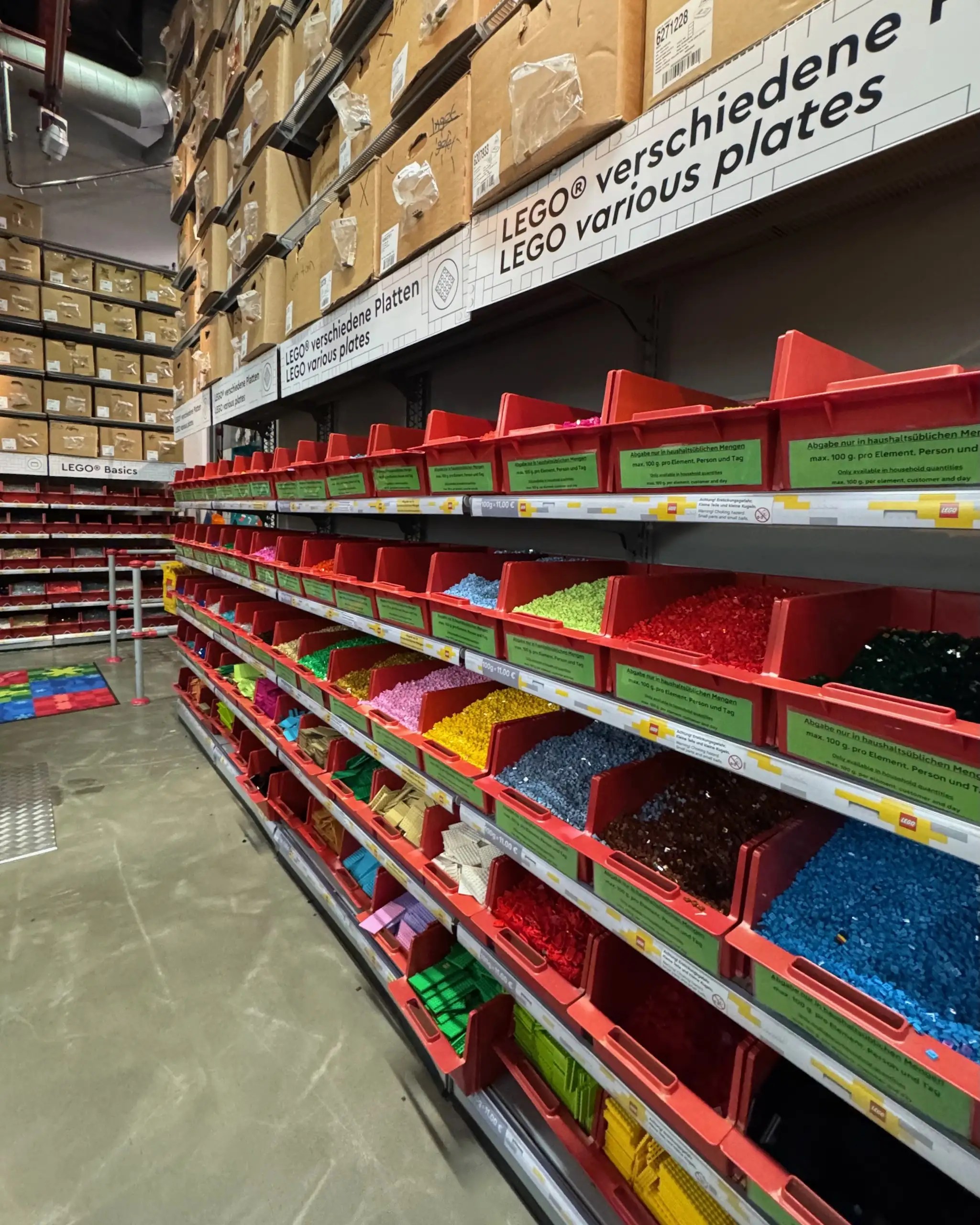 Legoland Deutschland Lego Fabrik Shop, Legoland’de özel setler, sınırlı ürünler ve kilo ile Lego satın alma imkânı sunar.