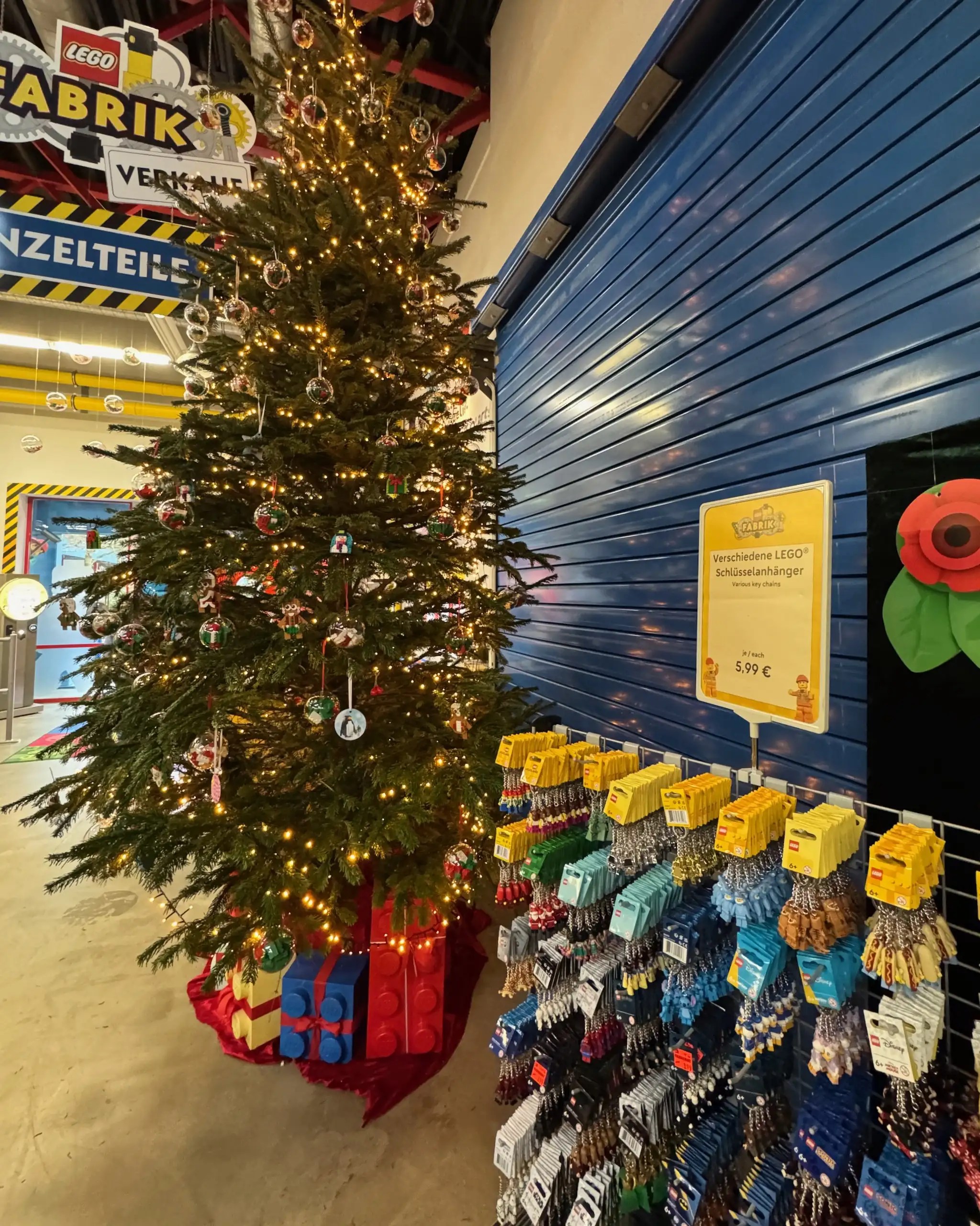 Legoland Deutschland Lego Fabrik Shop, Legoland’de özel setler, sınırlı ürünler ve kilo ile Lego satın alma imkânı sunar.