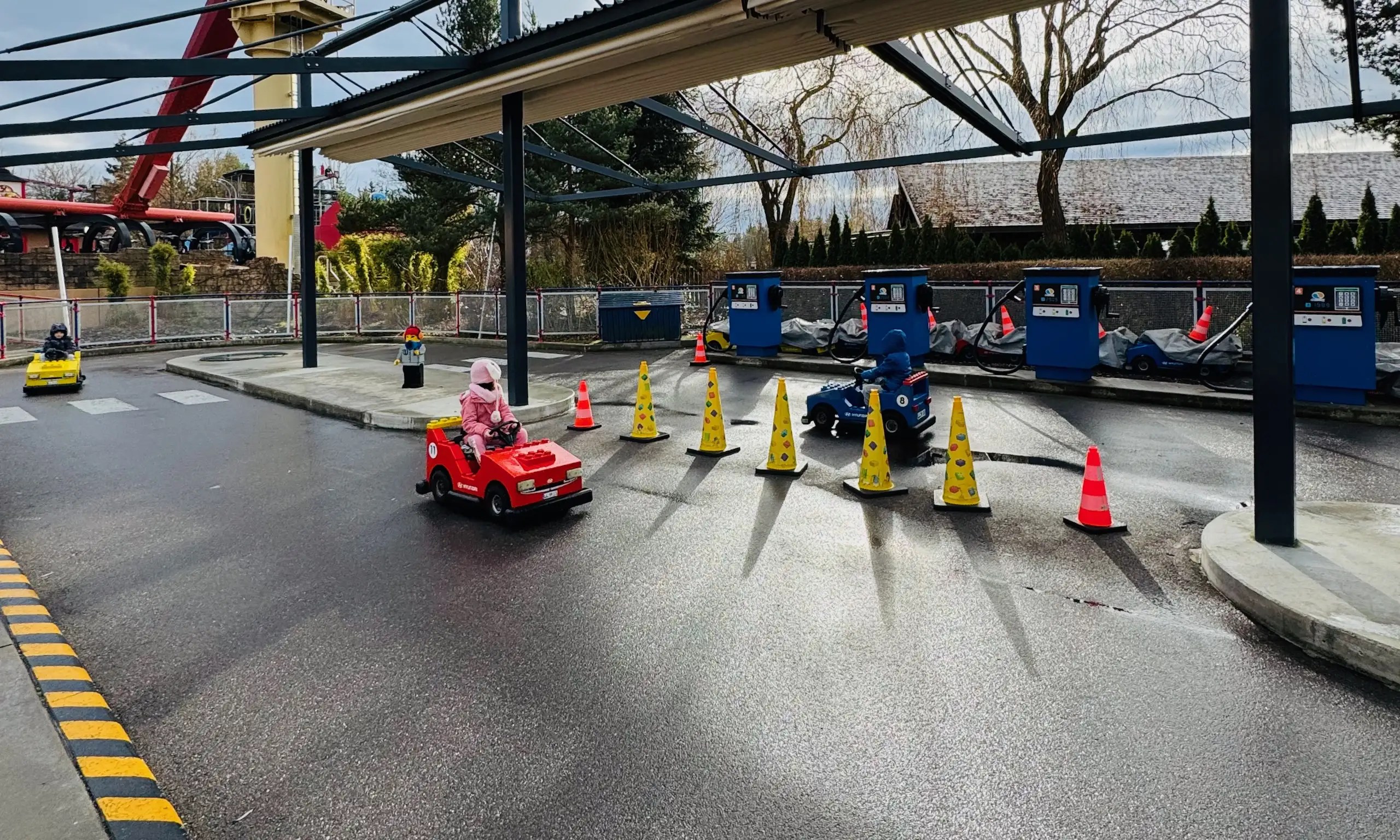 Legoland Deutschland Junior Driving School, çocuklara eğlenceli ve güvenli bir şekilde araç kullanmayı öğreten interaktif deneyim sunar.