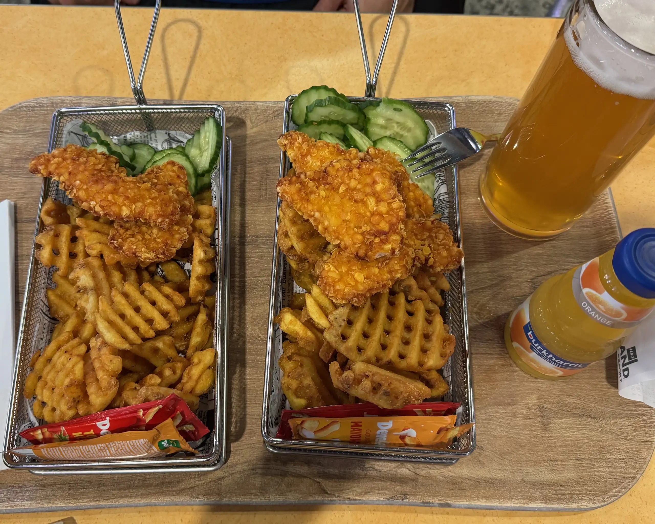 Legoland Deutschland City Restaurant - Market Hall, çıtır şinitzel lezzeti ve modern atmosferiyle Legoland'de keyifli bir yemek deneyimi sunar.