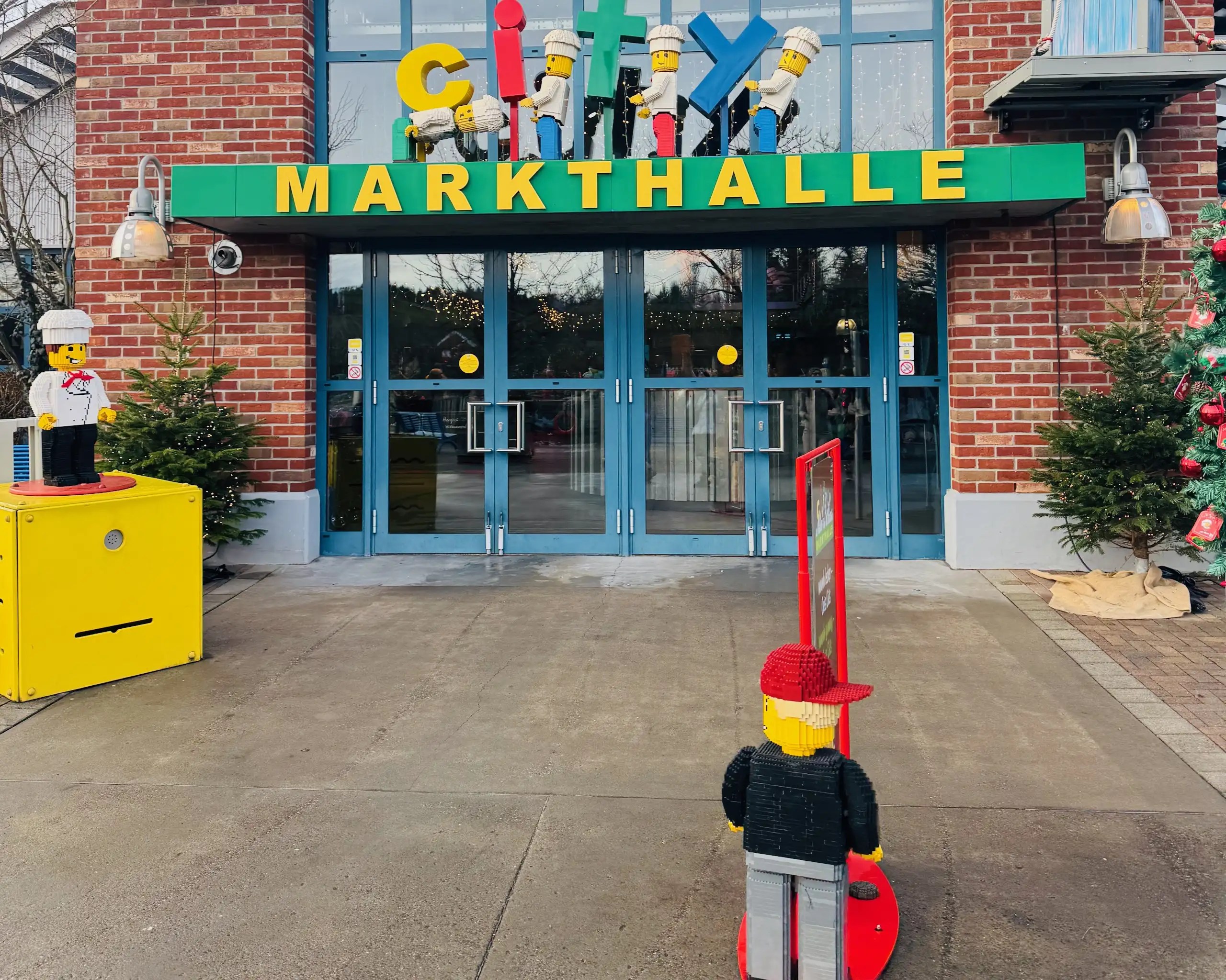 Legoland Deutschland City Restaurant - Market Hall, aile dostu menüsü, hızlı servis ve eğlenceli atmosferiyle parkın keyifli mola noktasıdır.