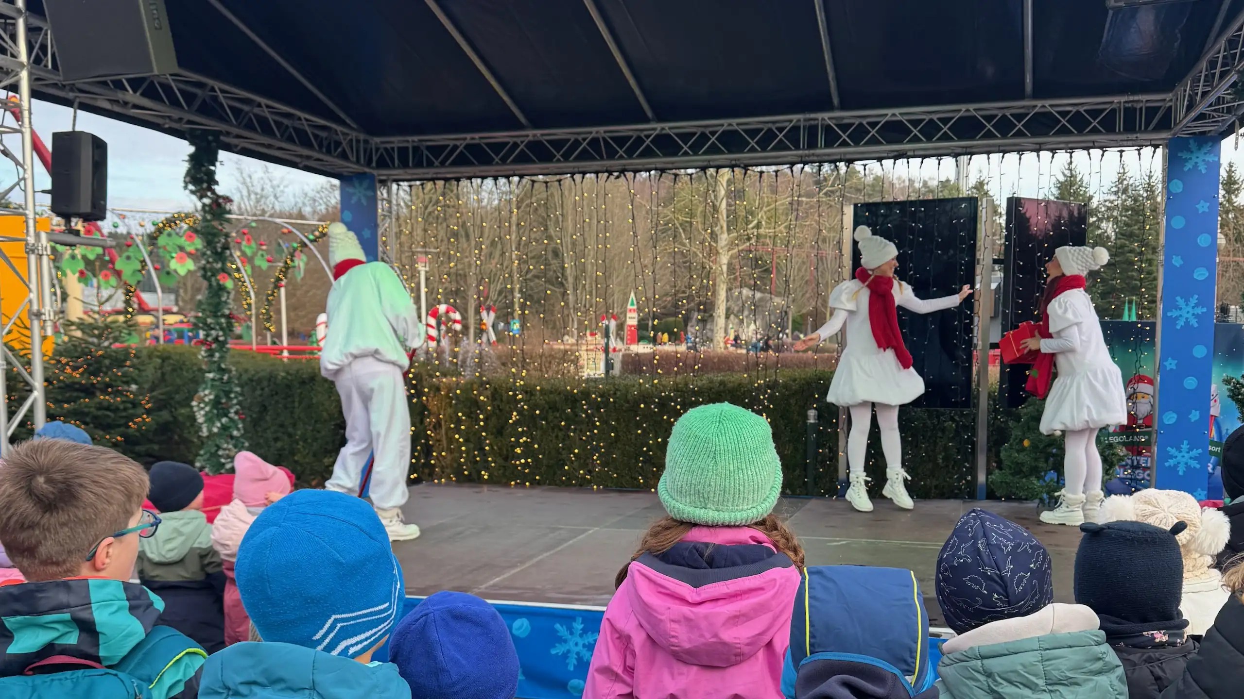 Legoland Deutschland Snow Show, büyüleyici kar efektleri ve eğlenceli gösterileriyle ailelere unutulmaz bir kış deneyimi sunar.