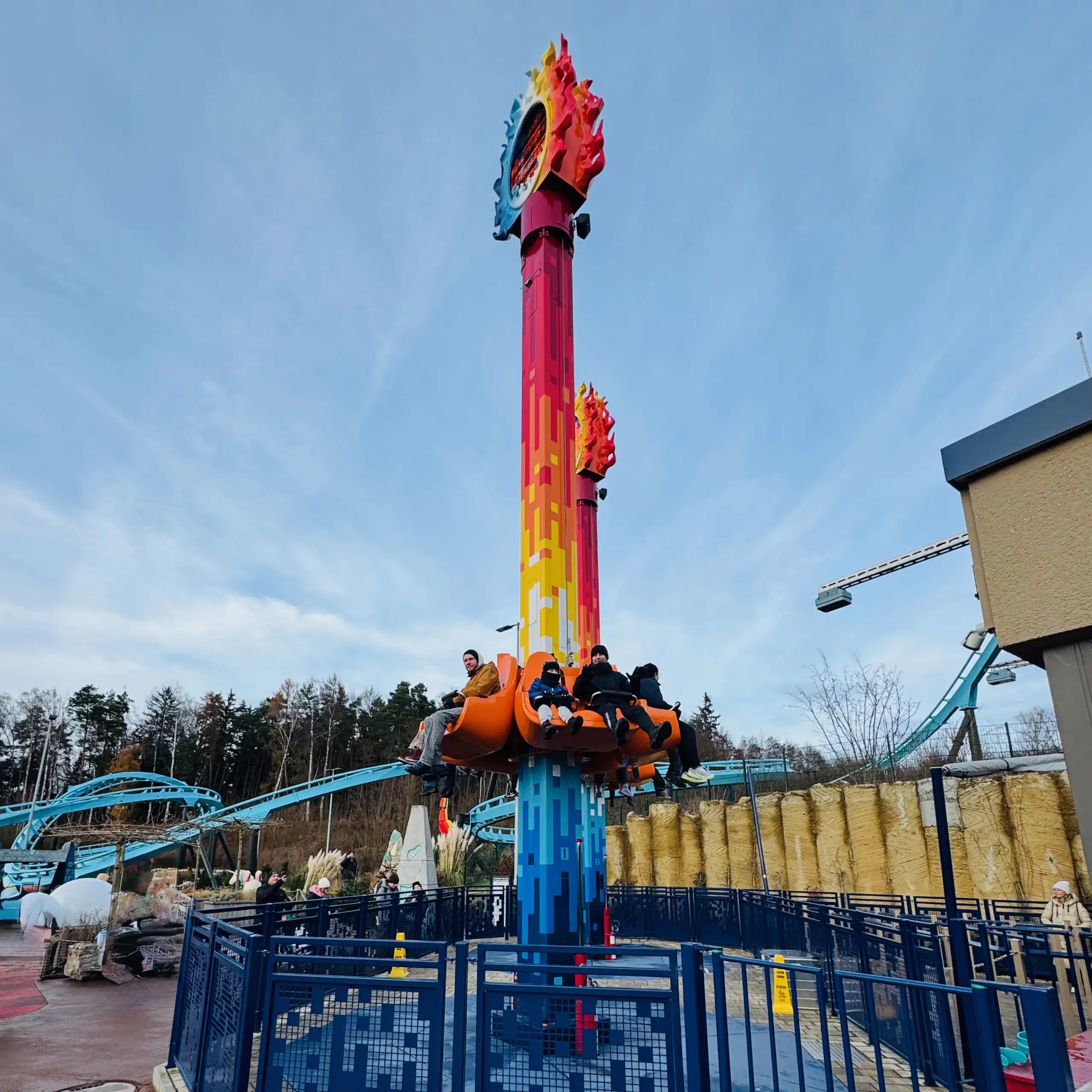 Legoland Deutschland Fire & Ice Tower, heyecan verici düşüşleri ve renkli temasıyla ailelere unutulmaz bir macera sunar.