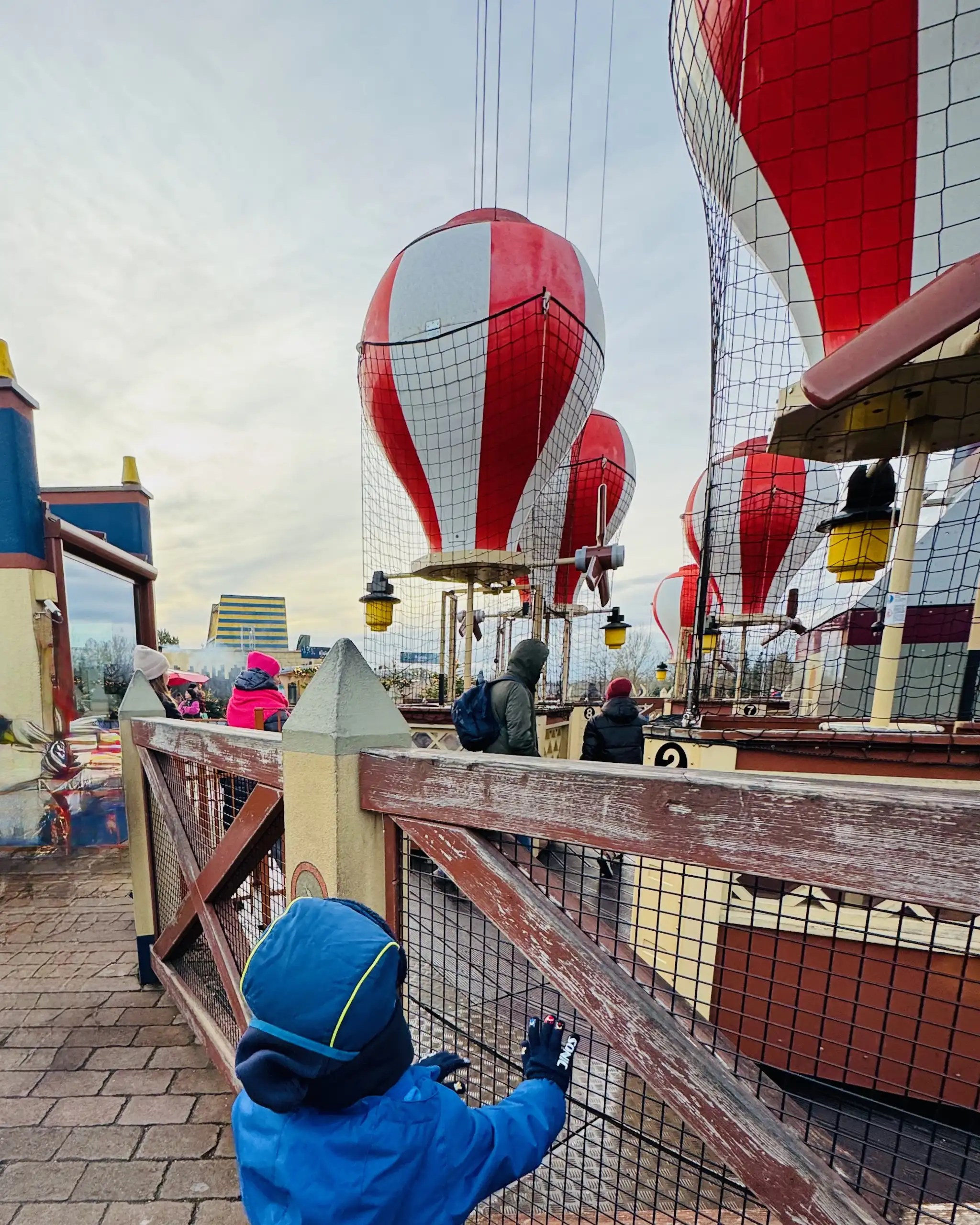 Legoland Deutschland Desert X-cursion Balon Deneyimi, çöl temalı atmosferde ailelere eğlenceli ve unutulmaz bir yolculuk sunar.