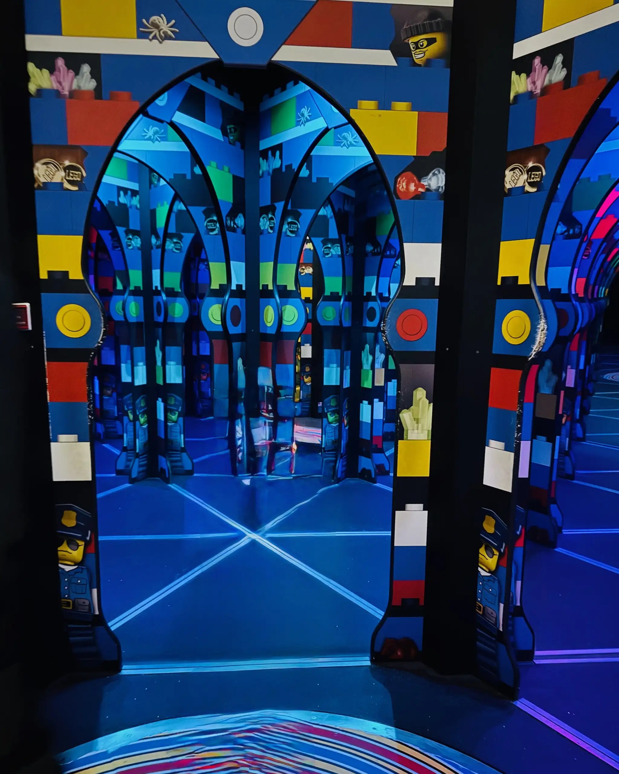 Legoland Deutschland Lego City Police Station, çocuklara eğlenceli görevler ve interaktif oyunlarla polislik deneyimi sunar.