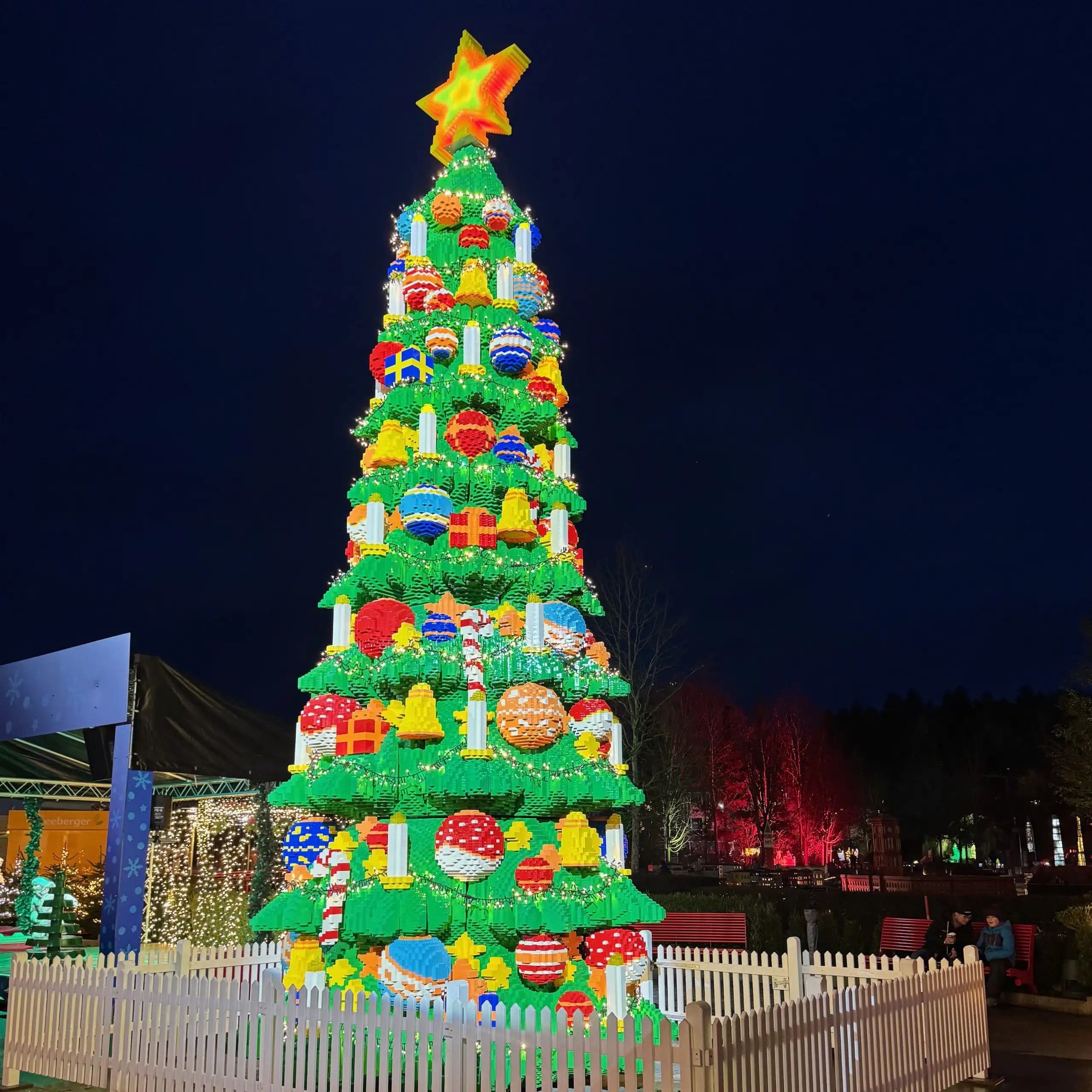 Legoland Deutschland Lighting the Tree, büyüleyici ışık gösterisi ve yılbaşı ruhuyla ailelere unutulmaz anlar yaşatır.