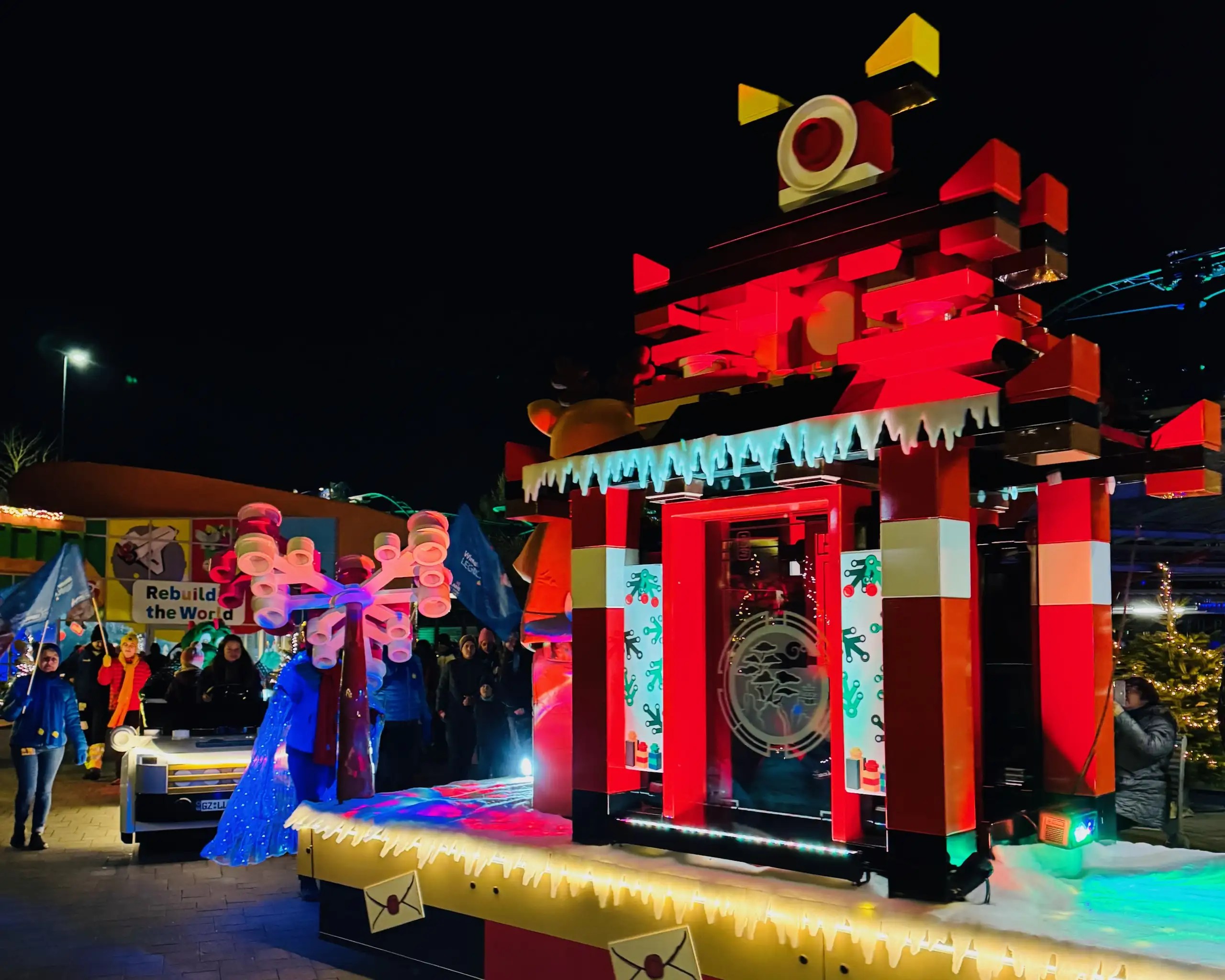 Legoland Deutschland Parade, renkli kostümler, müzik ve eğlenceli gösterileriyle ailelere unutulmaz bir park deneyimi sunar.