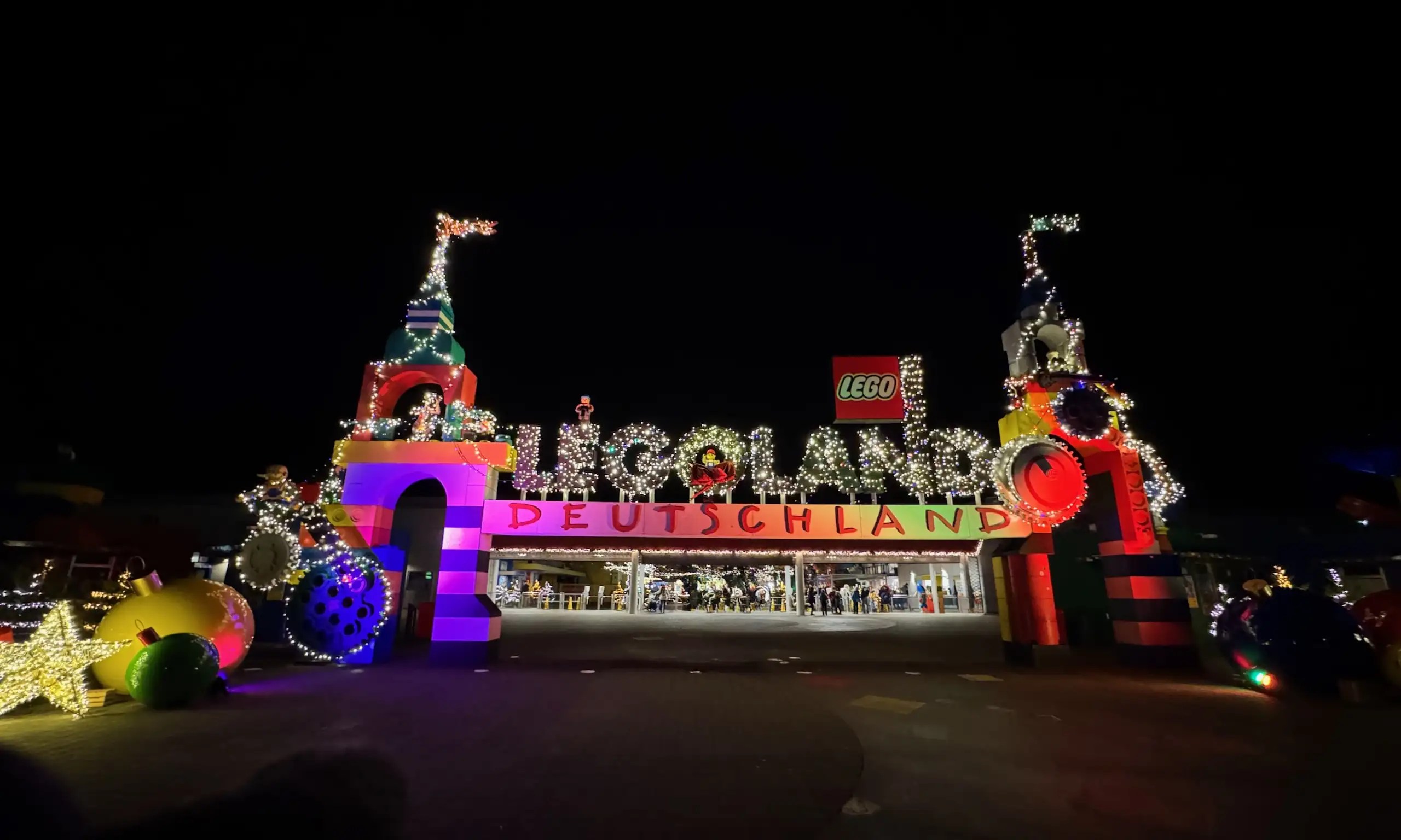 Legoland Deutschland giriş kapısı ışıklı süslemeleriyle ziyaretçilere büyülü bir karşılama sunuyor. Aileler için eğlenceli ve unutulmaz bir başlangıç noktası.