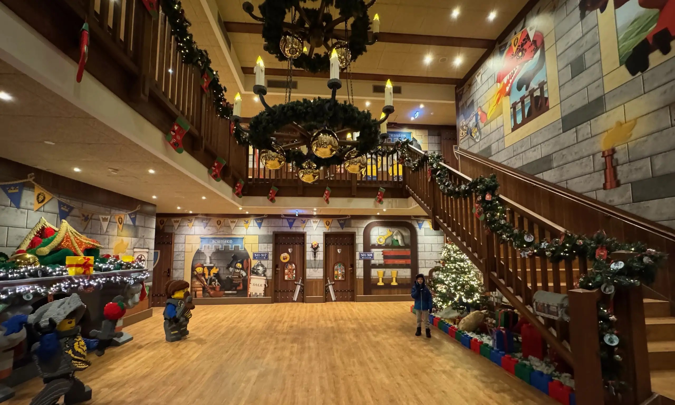 Legoland Deutschland Dragon Castle Konaklama, ejderha temalı odaları ve masalsı atmosferiyle ailelere unutulmaz bir tatil sunar.