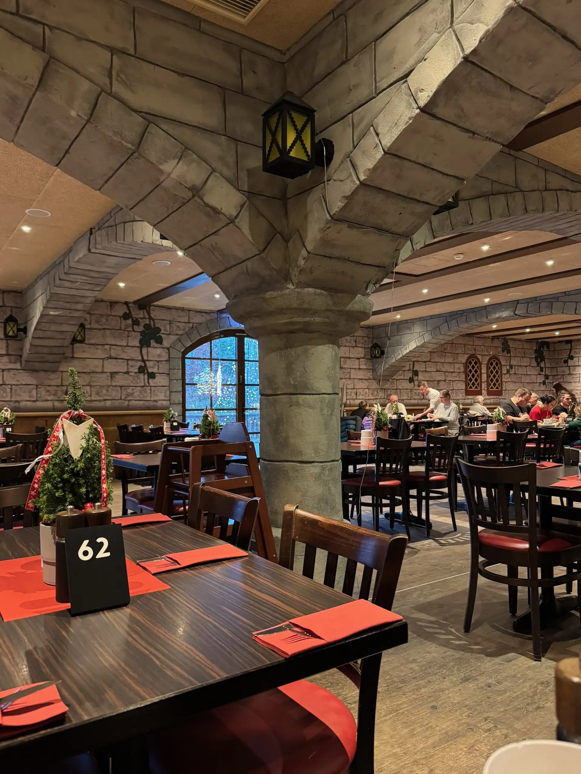 Legoland Deutschland The Round Table Restaurant, şövalye temalı dekoru ve aile dostu menüsüyle unutulmaz bir yemek deneyimi sunar