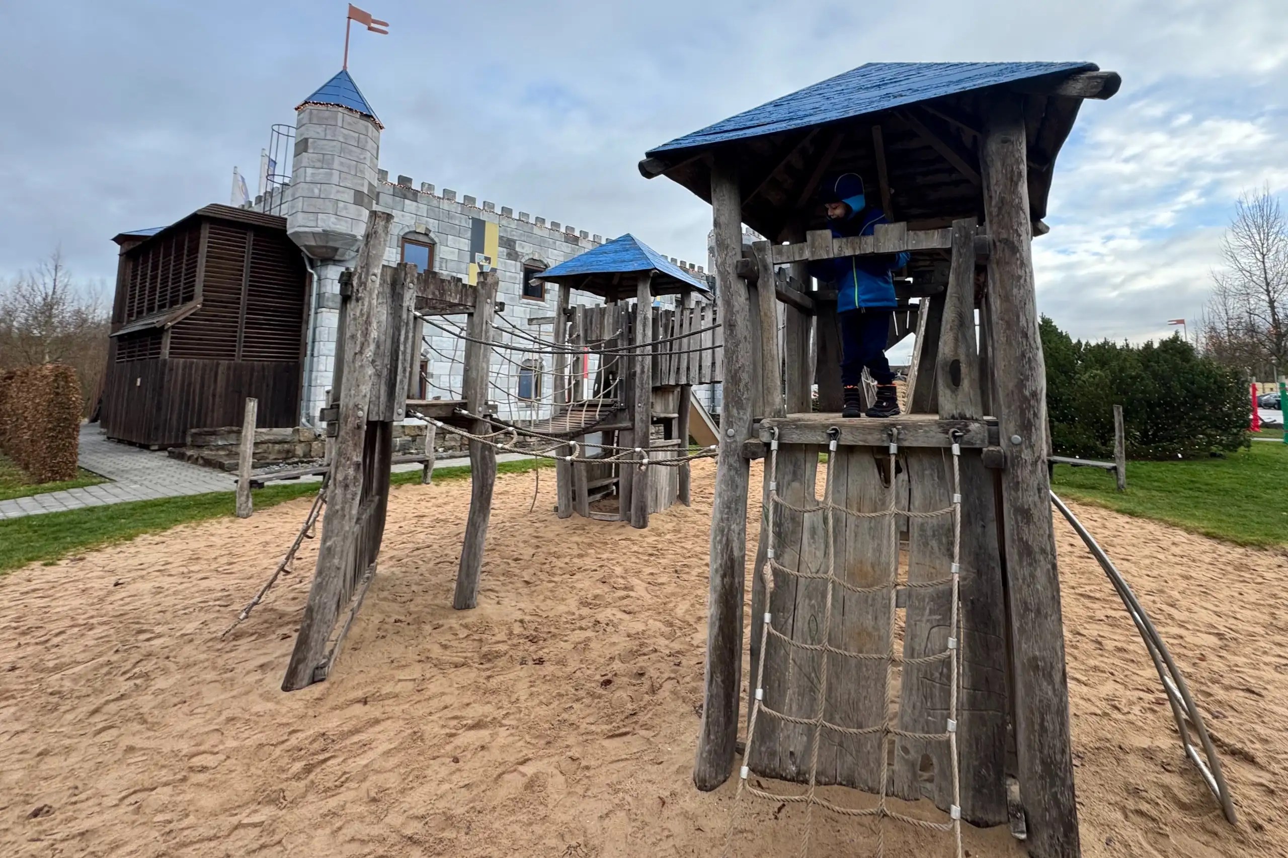 Legoland Deutschland Dragon Castles Oyun Alanı, ejderha temalı kale atmosferi ve eğlenceli aktiviteleriyle çocuklara unutulmaz bir macera sunar.