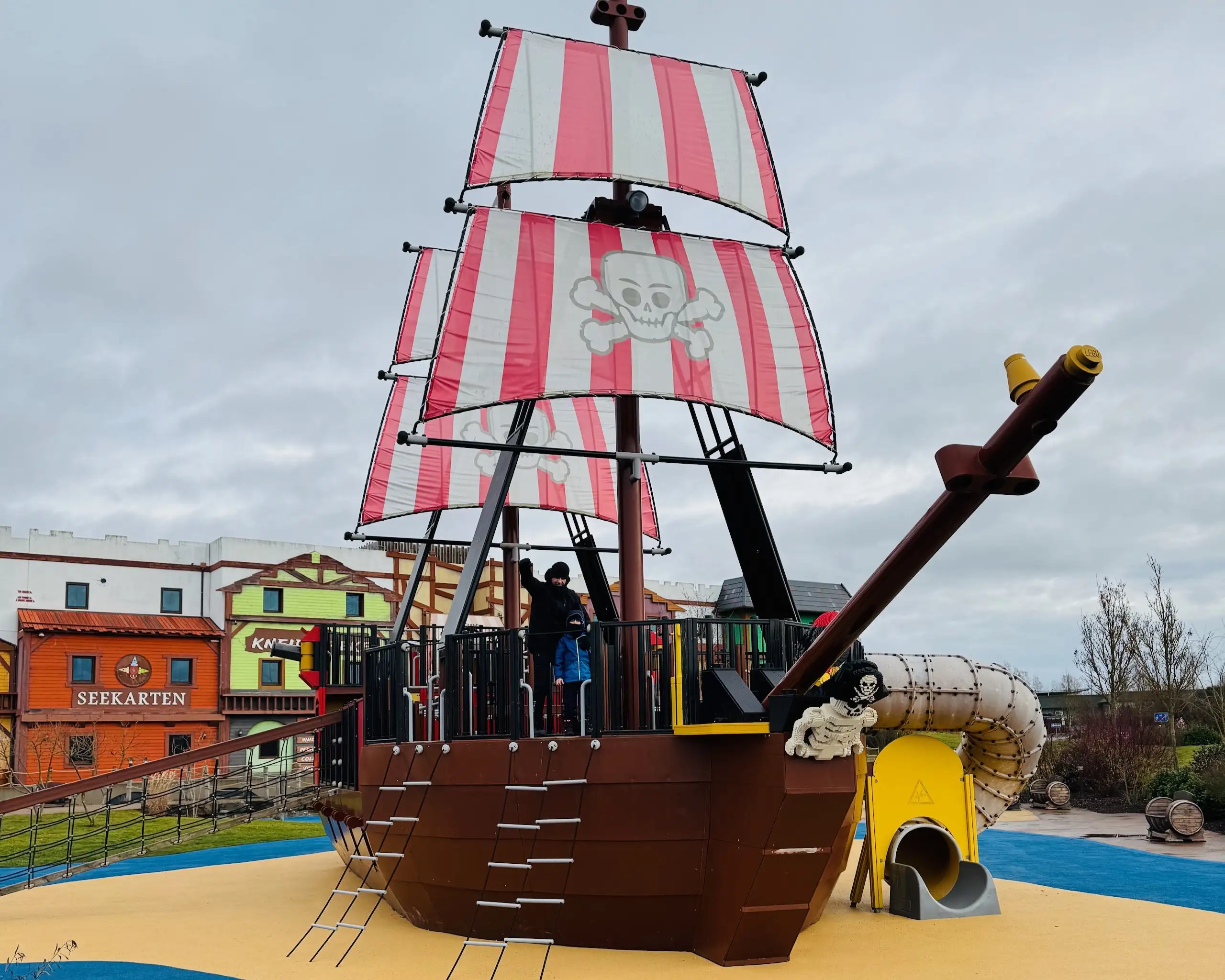 Legoland Deutschland Pirate Playground, çocuklar için güvenli ve eğlenceli korsan temalı oyun alanıdır.