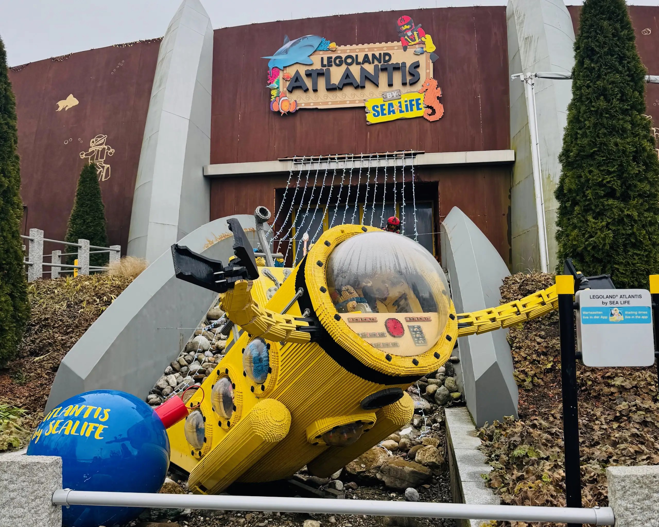 Legoland Deutschland Atlantis by Sea Life, Lego ve denizaltı dünyasını birleştiren büyüleyici akvaryum deneyimi sunar.