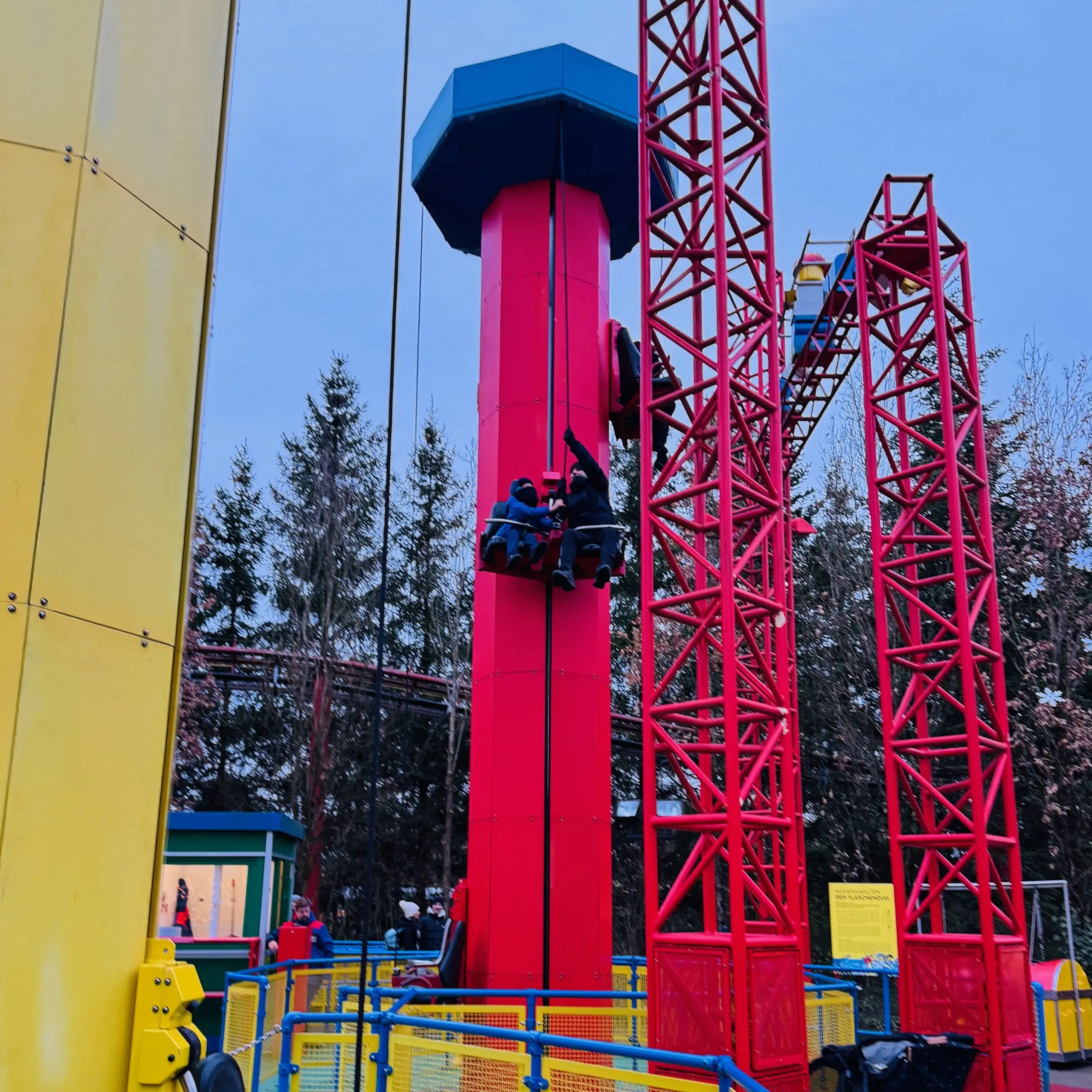 Legoland Deutschland Kids Power Tower, çocukların eğlenceyi ve heyecanı güvenle yaşadığı interaktif bir deneyim sunuyor.
