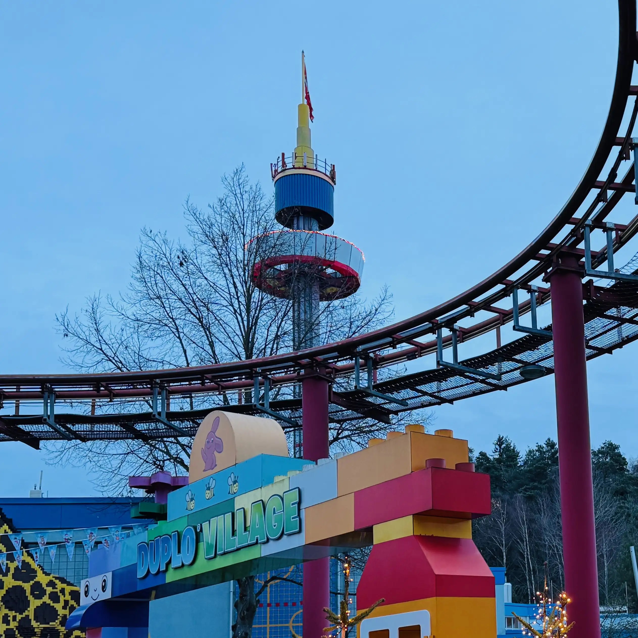 Legoland Deutschland Observation Tower, parkın tüm manzarasını kuşbakışı izleme imkânı sunan eğlenceli ve aile dostu bir deneyimdir.