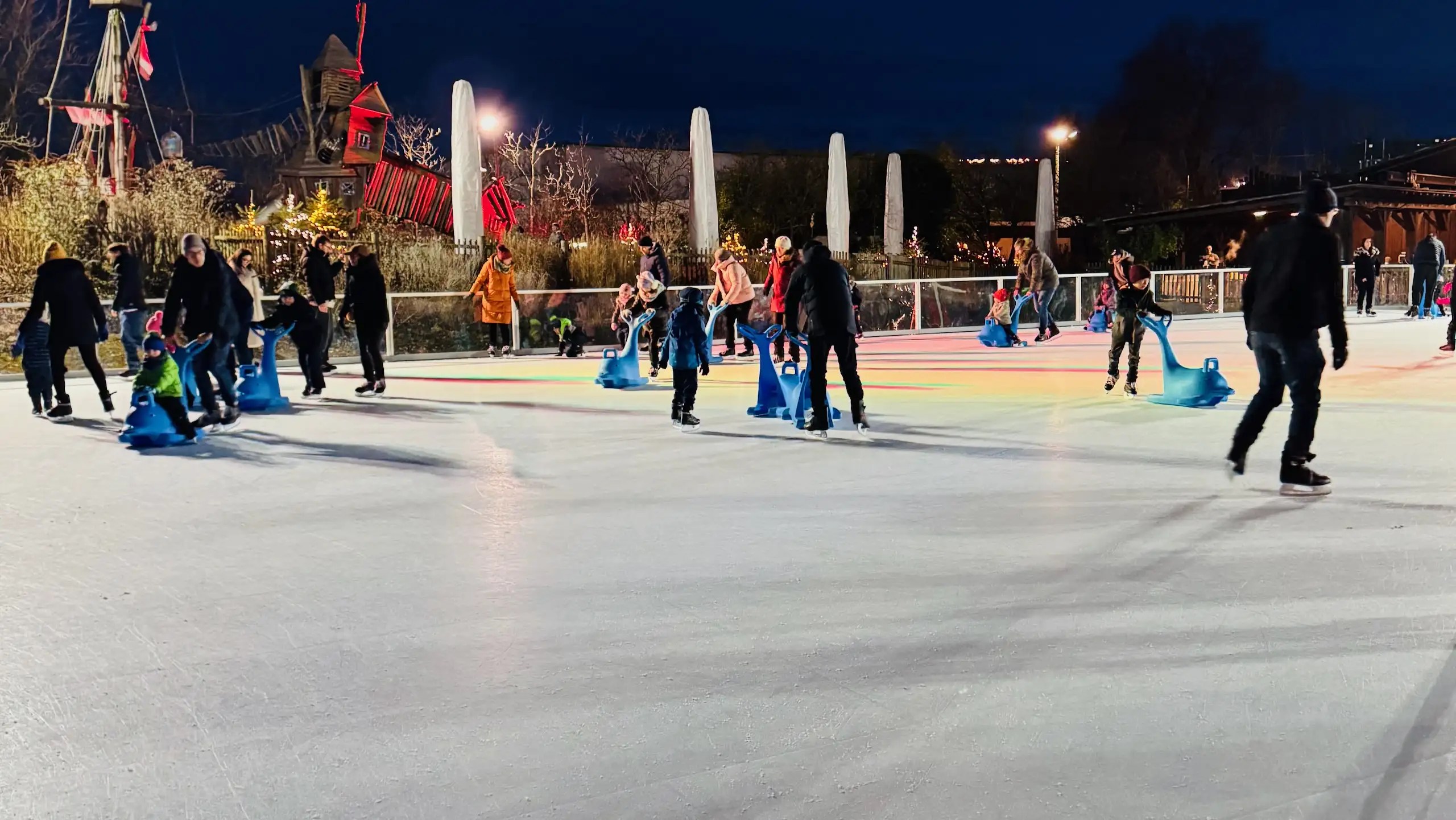 Legoland Deutschland Ice Skating Rink, eğlenceli buz pateni deneyimi ve aile dostu atmosferiyle kışın keyifli adresidir.