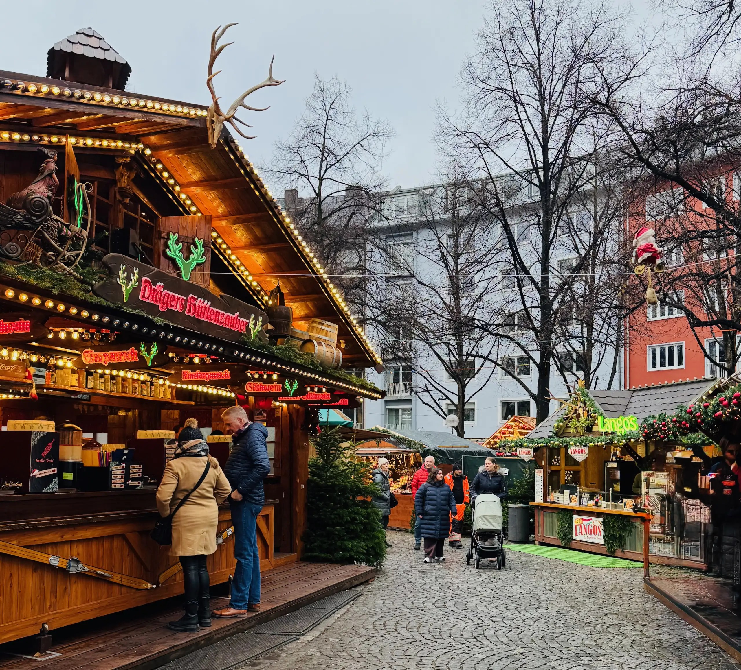 Weißenburger Platz Noel Pazarı, Münih’in kalbinde sıcak atmosferi, el işi hediyelikleri ve geleneksel lezzetleriyle büyüleyici bir kış deneyimi sunar.