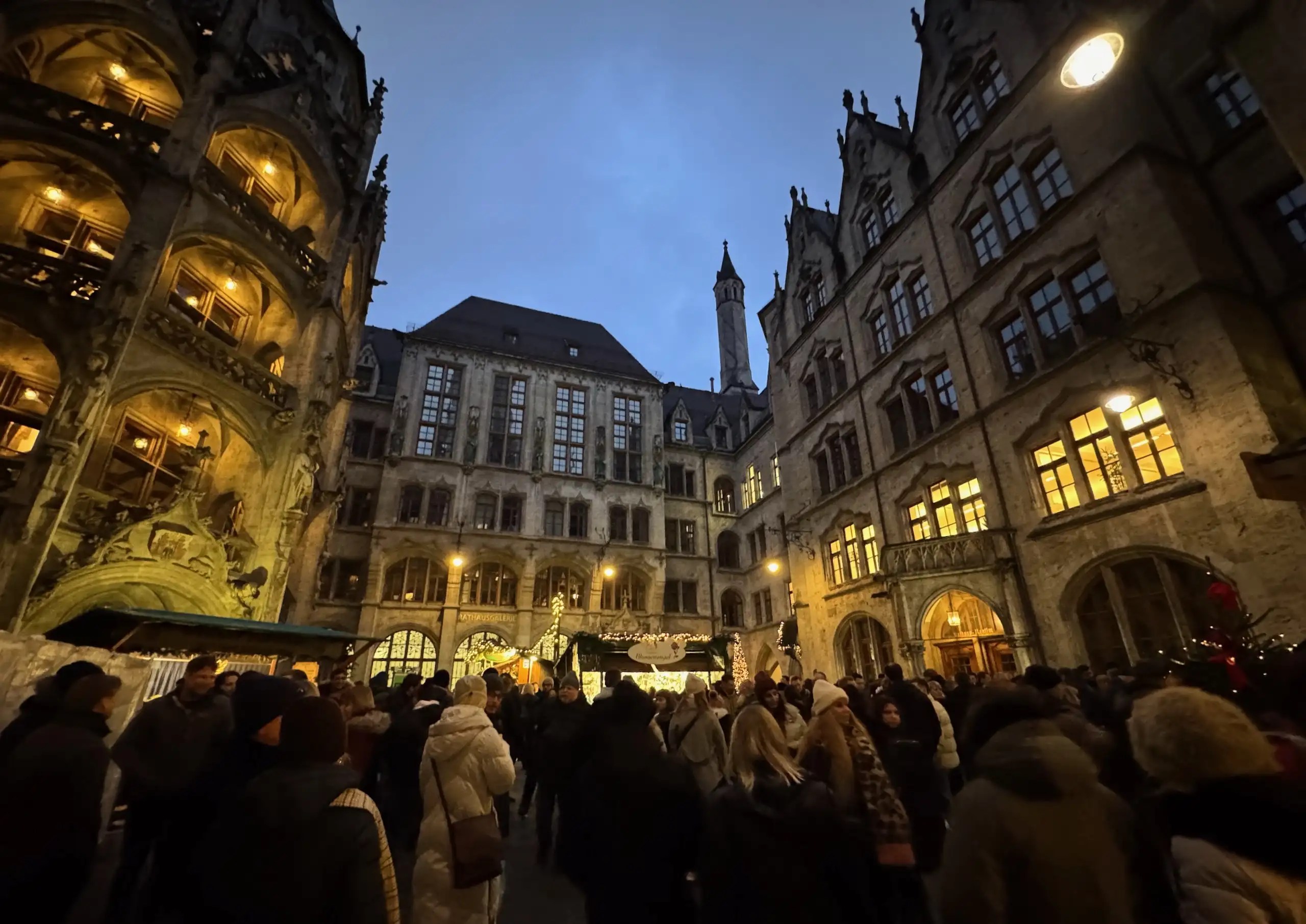 Neues Rathaus, Münih’in merkezindeki Marienplatz Meydanı’nda yer alan görkemli Yeni Belediye Binasıdır.