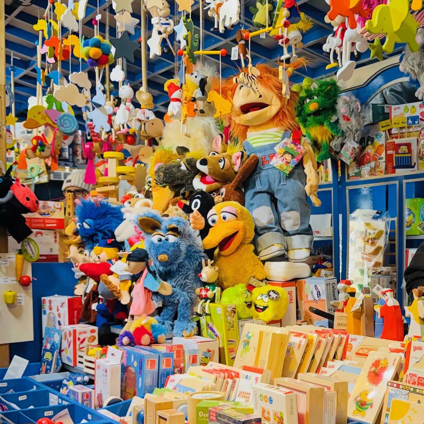 Marienplatz Noel pazarı, Münih’in kalbinde tarihi atmosferi, ışıl ışıl süslemeleri ve geleneksel lezzetleriyle büyüleyici bir Noel deneyimi sunar.