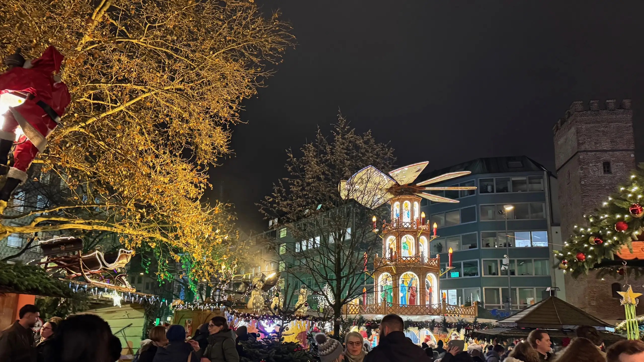 Rindermarkt Noel Pazarı, Münih’te samimi atmosferi, el işi hediyelikleri ve geleneksel lezzetleriyle büyüleyici bir kış deneyimi sunar.