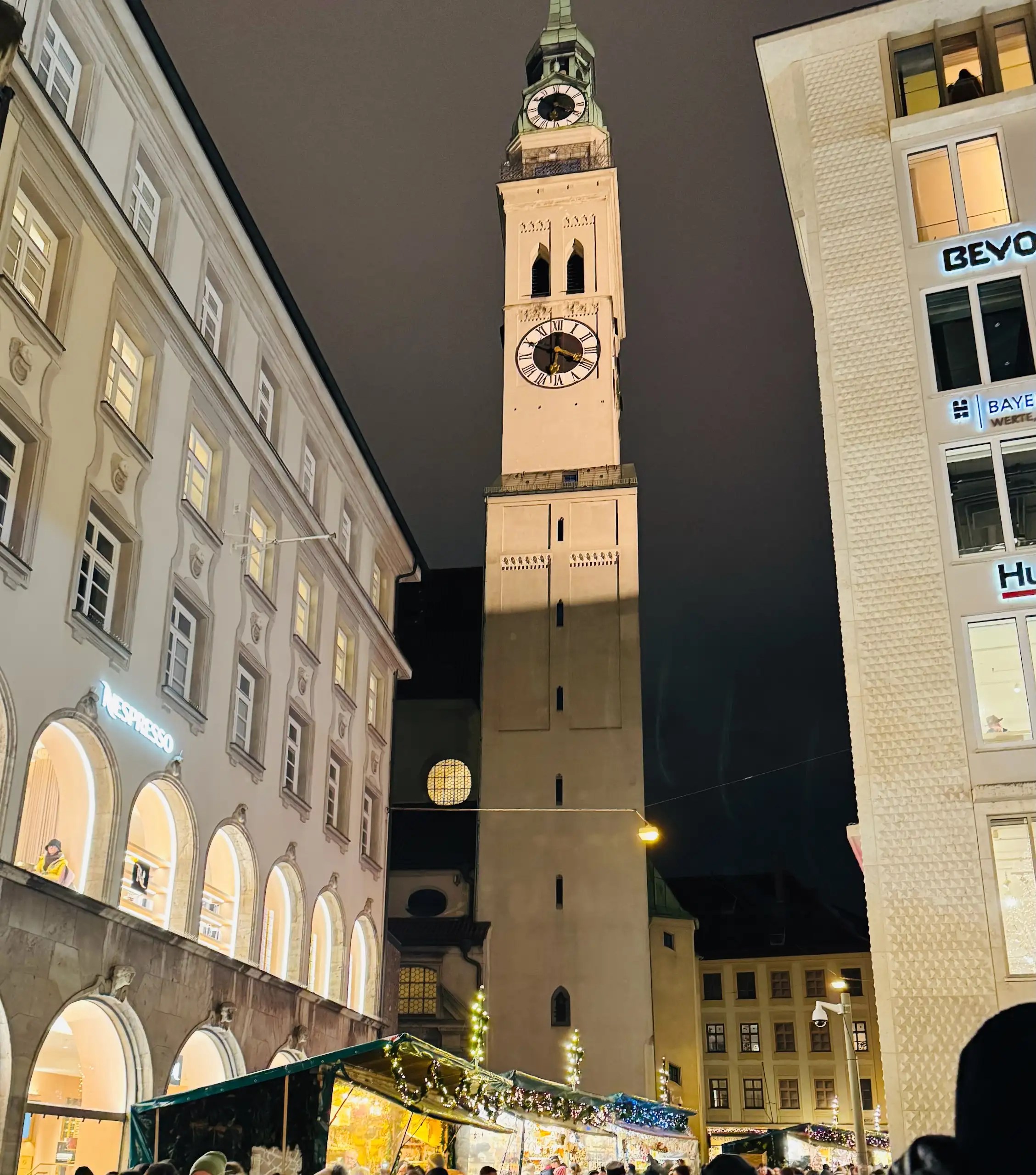 Aziz Peter Kilisesi (Peterskirche), Münih’in en eski kilisesi; tarihi mimarisi ve kule manzarasıyla şehrin simgesi.