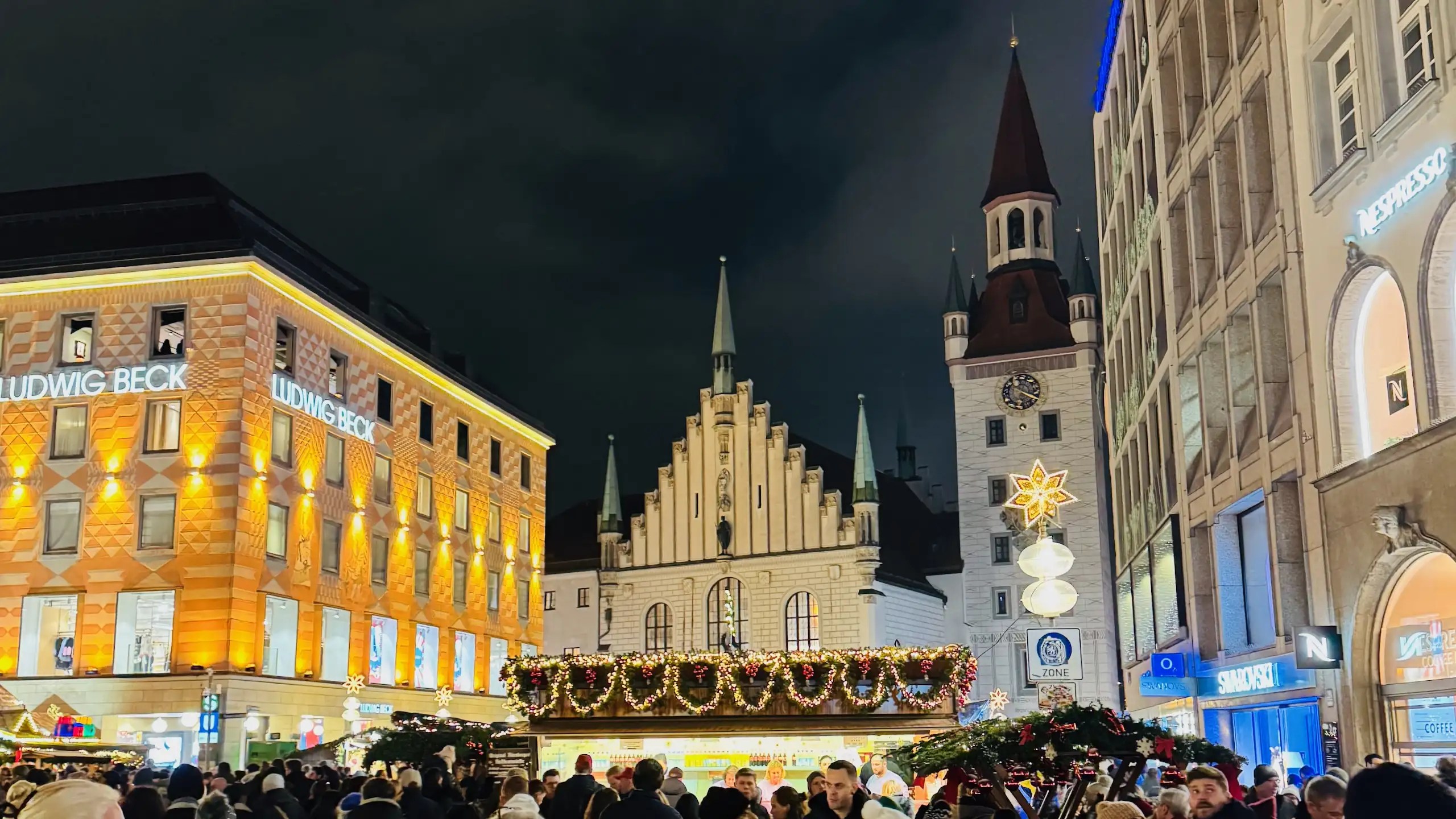 Münih Oyuncak Müzesi (Spielzeugmuseum), tarihi oyuncak koleksiyonları ve nostaljik atmosferiyle çocuklar ve yetişkinler için büyüleyici bir keşif sunar.
