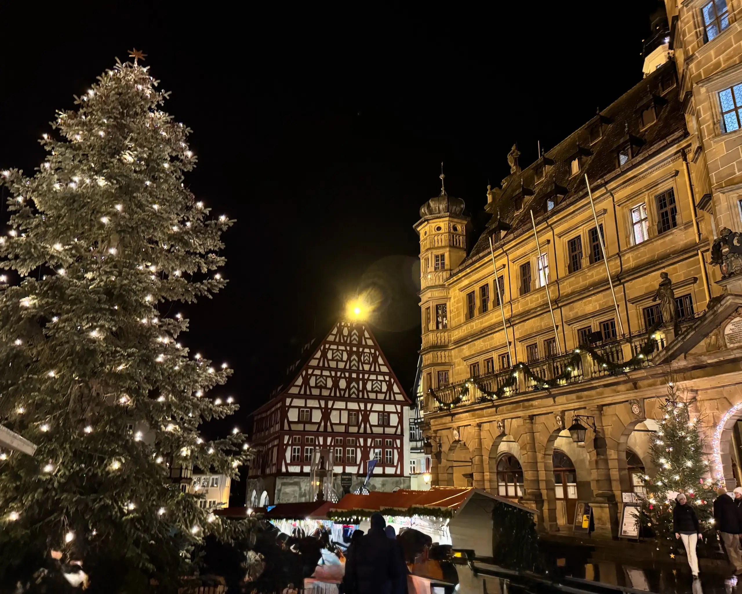Reiterlesmarkt Noel Pazarı, Rothenburg ob der Tauber’de Orta Çağ atmosferi, el işi hediyelikler ve geleneksel lezzetleriyle büyüleyici bir kış deneyimi sunar.