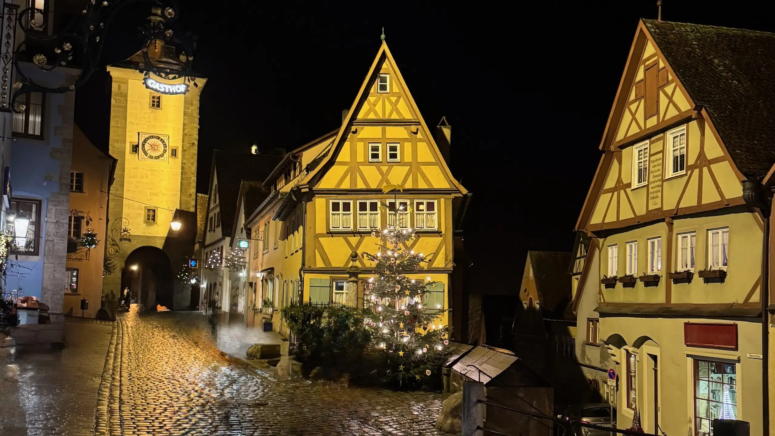 Plönlein, Rothenburg ob der Tauber’in en ikonik manzarası; tarihi evleri ve dar sokaklarıyla masalsı bir atmosfer sunar.