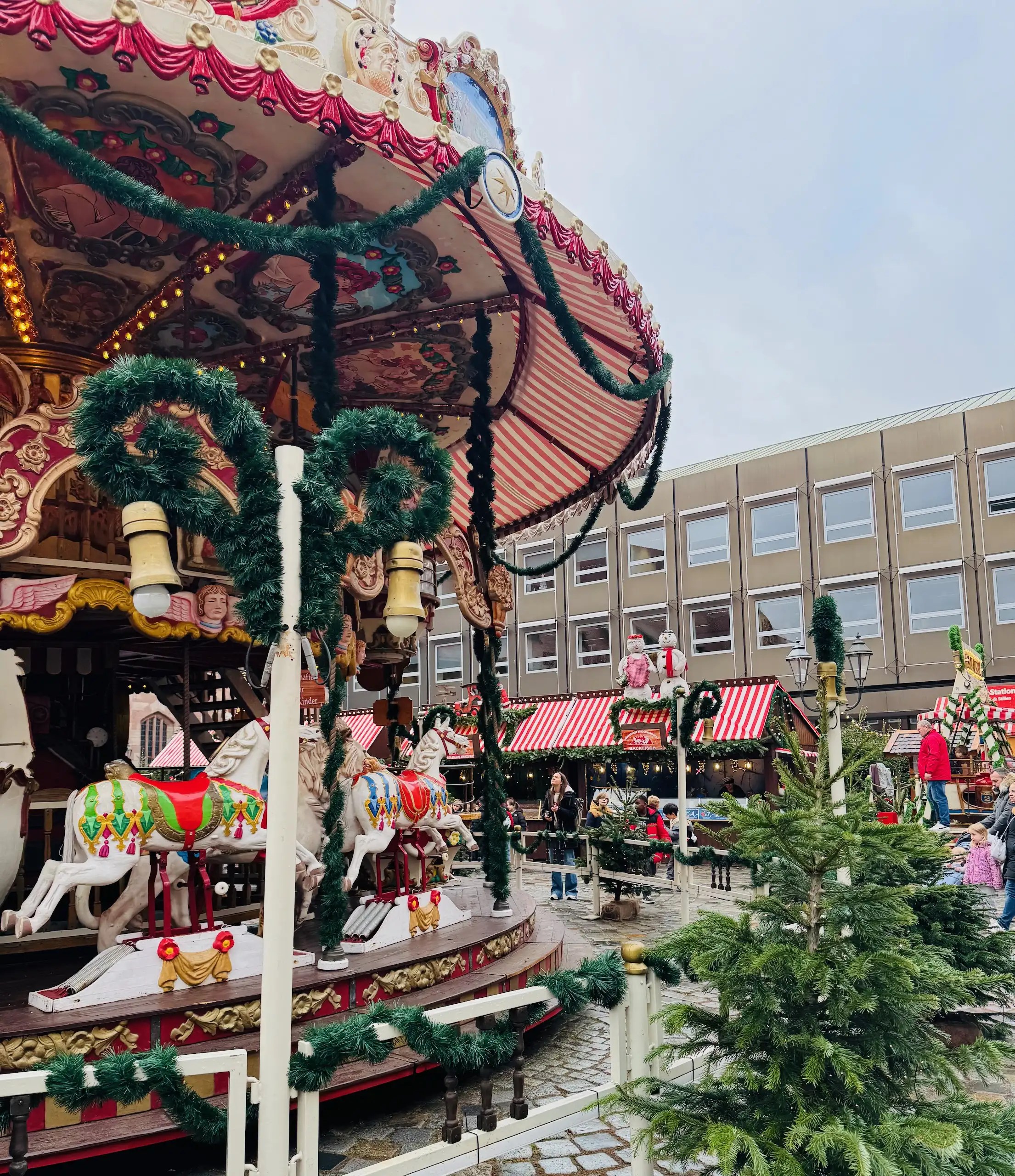 Kinderweihnacht (Çocuk Noel Pazarı), Münih’te çocuklara özel eğlenceler, atölyeler ve masalsı atmosferiyle aile dostu bir Noel deneyimi sunar.